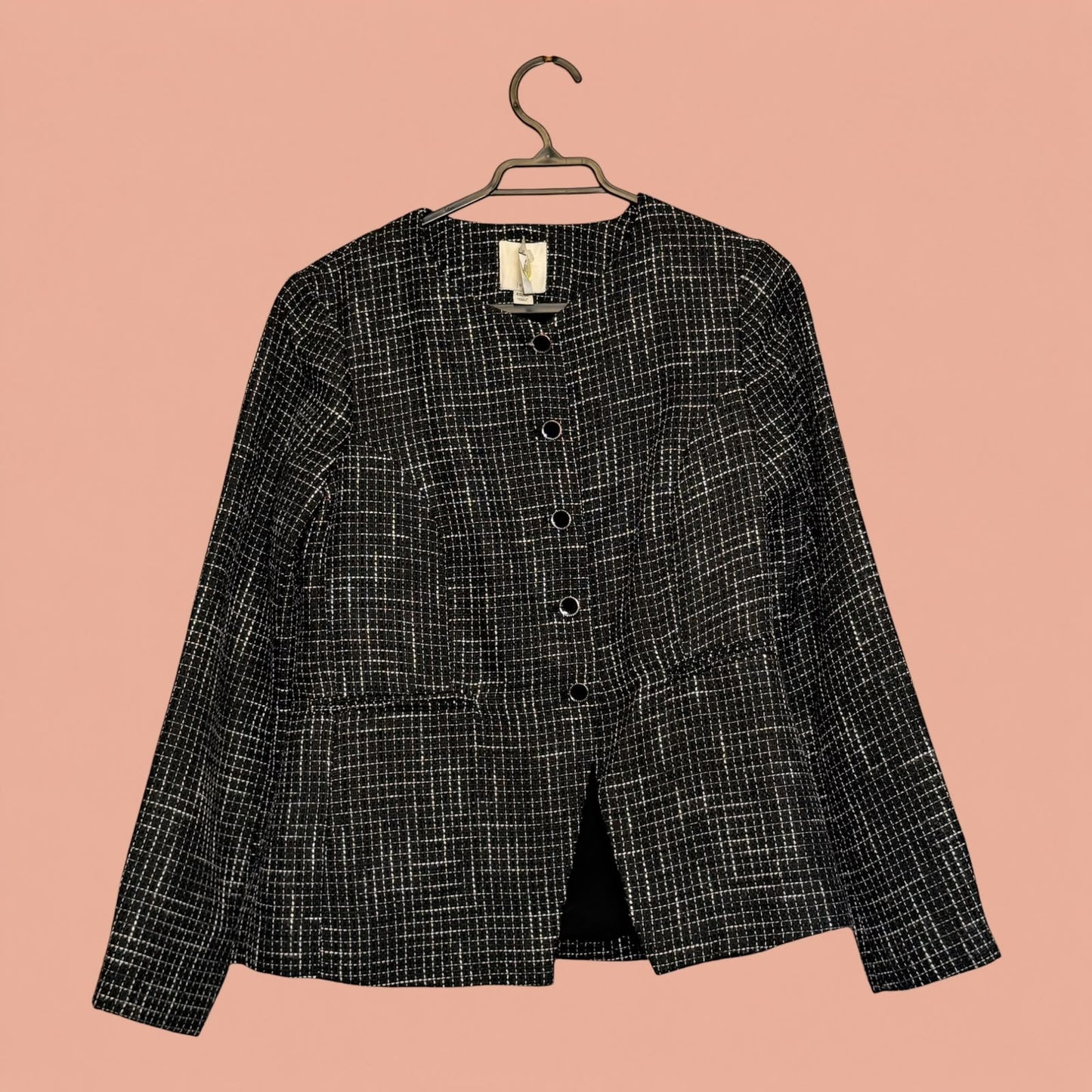 Blazer de segunda mano Tuclosetrenovado.cl en color negro con estampado de cuadros blancos y cierre de botones