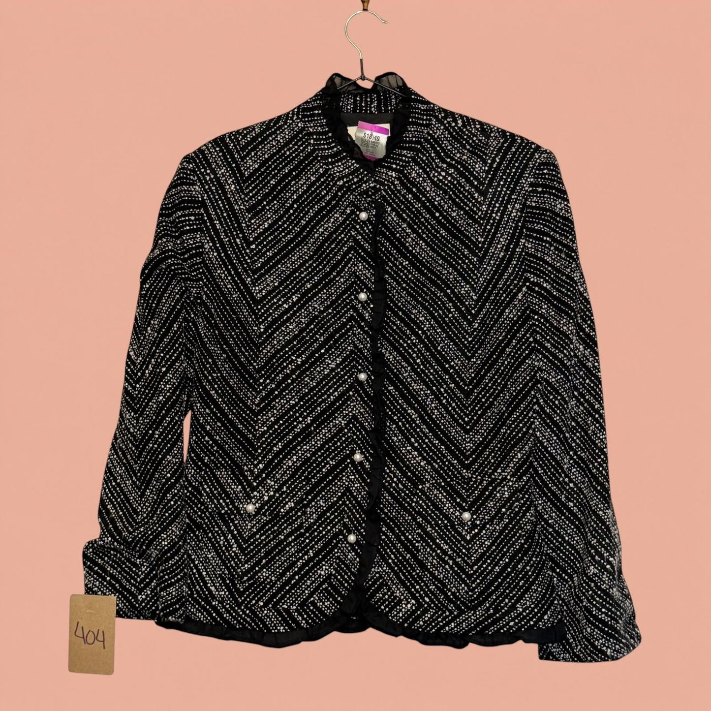 Blazer Tuclosetrenovado.cl negro con patrón de espiga blanco y botones de perla, estilo vintage de segunda mano