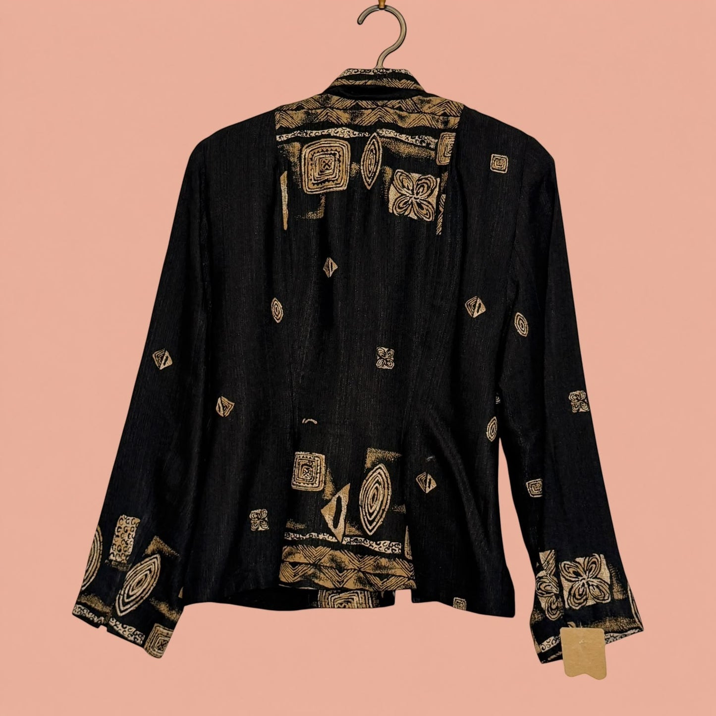 Blazer de segunda mano Tuclosetrenovado.cl negro con estampado geométrico beige en espalda y puños