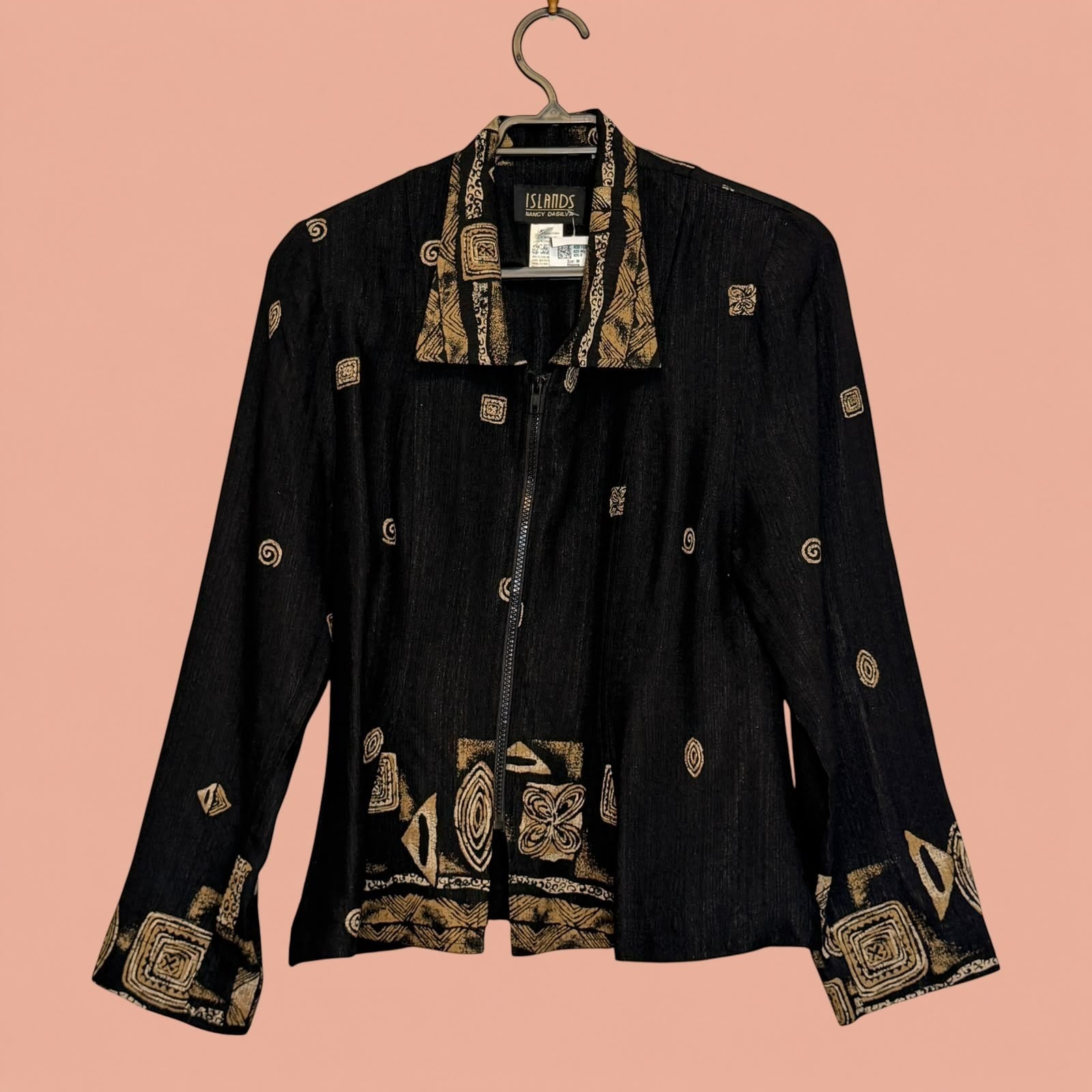 Blazer negro de segunda mano Tuclosetrenovado.cl con estampado geométrico beige y cierre frontal