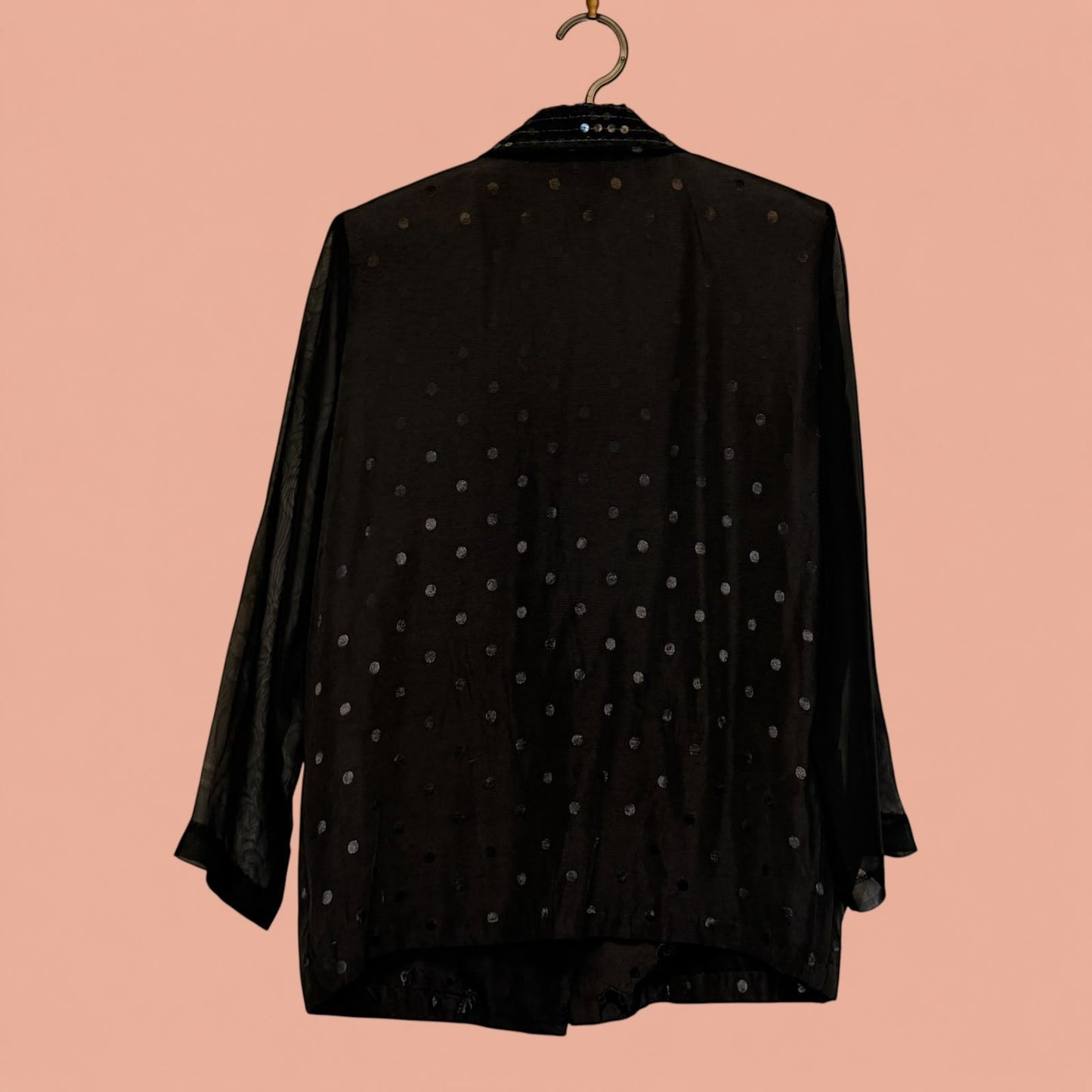 Blazer negro de segunda mano de Tuclosetrenovado.cl con estampado de lunares brillantes y tejido semitransparente
