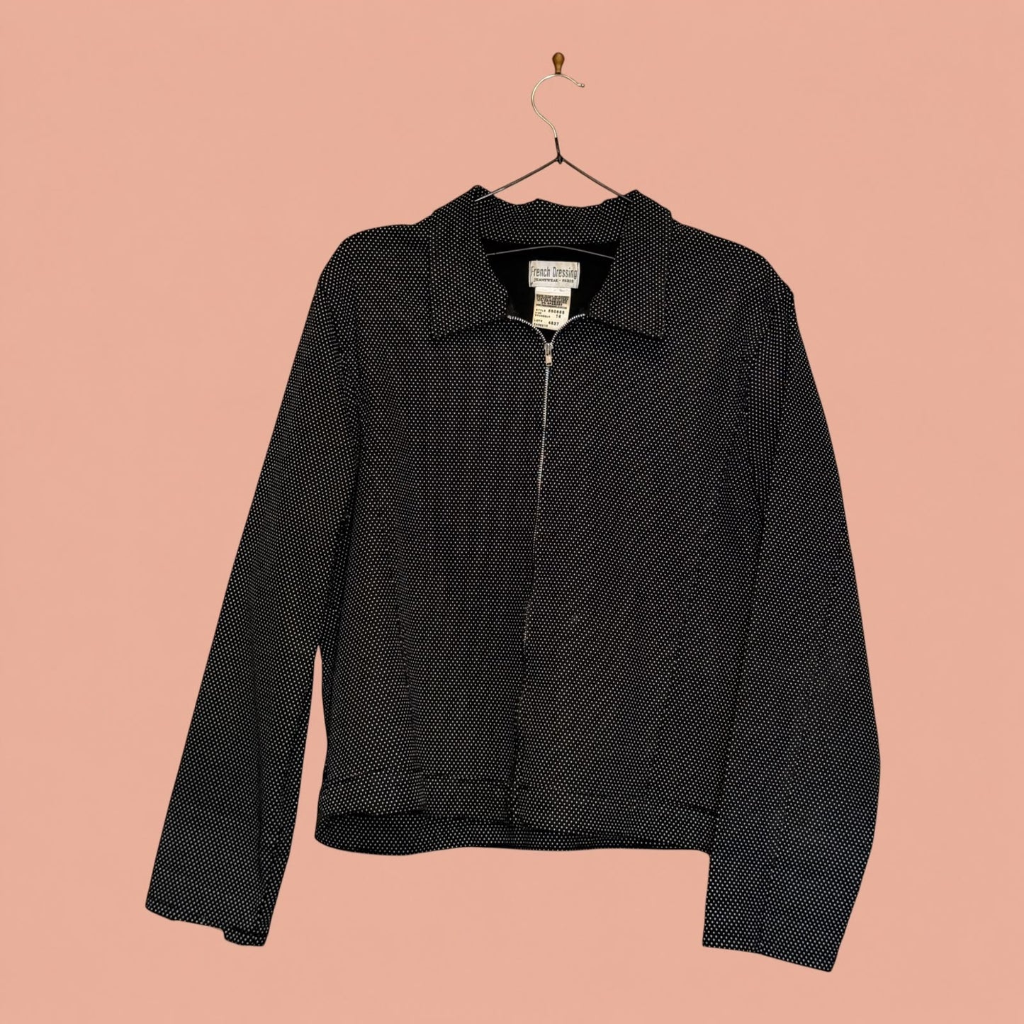 Blazer negro con estampado de puntos blancos de Tuclosetrenovado.cl con cierre frontal y cuello clásico