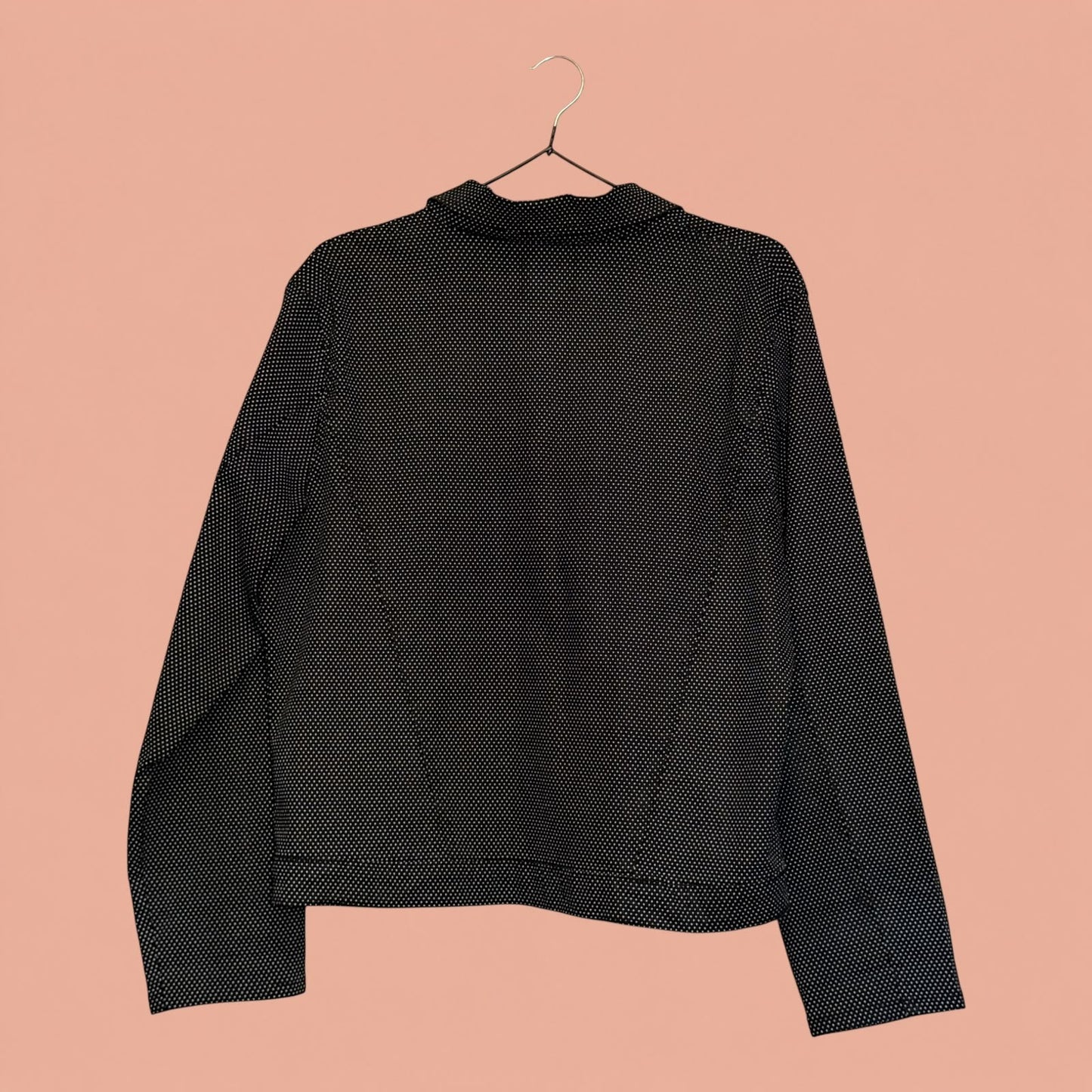 Blazer de segunda mano Tuclosetrenovado.cl negro con estampado de puntos blancos, vista trasera en percha