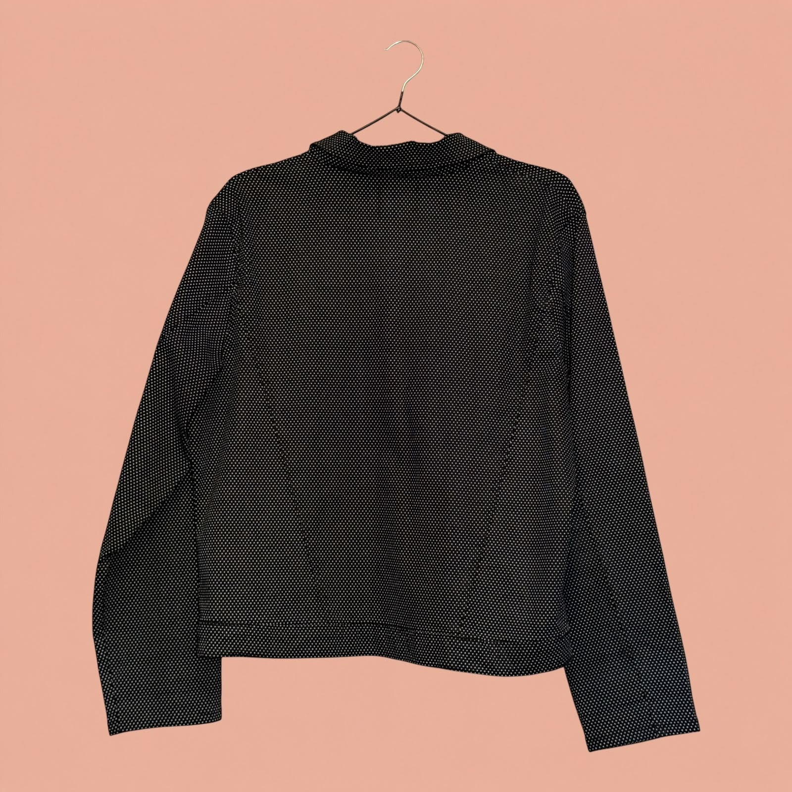 Blazer de segunda mano Tuclosetrenovado.cl negro con estampado de puntos blancos, vista trasera en percha