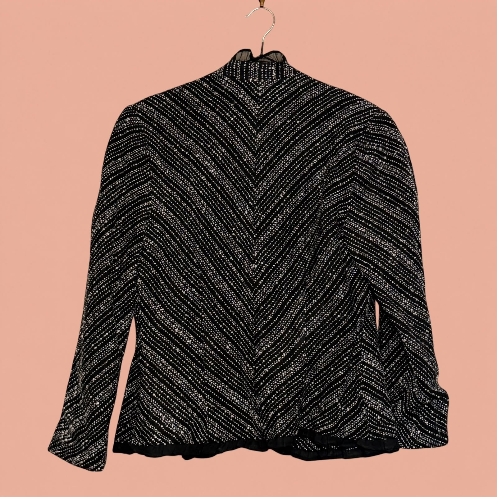 Blazer Tuclosetrenovado.cl de segunda mano en color negro con patrón de rayas diagonales blancas y textura tejida