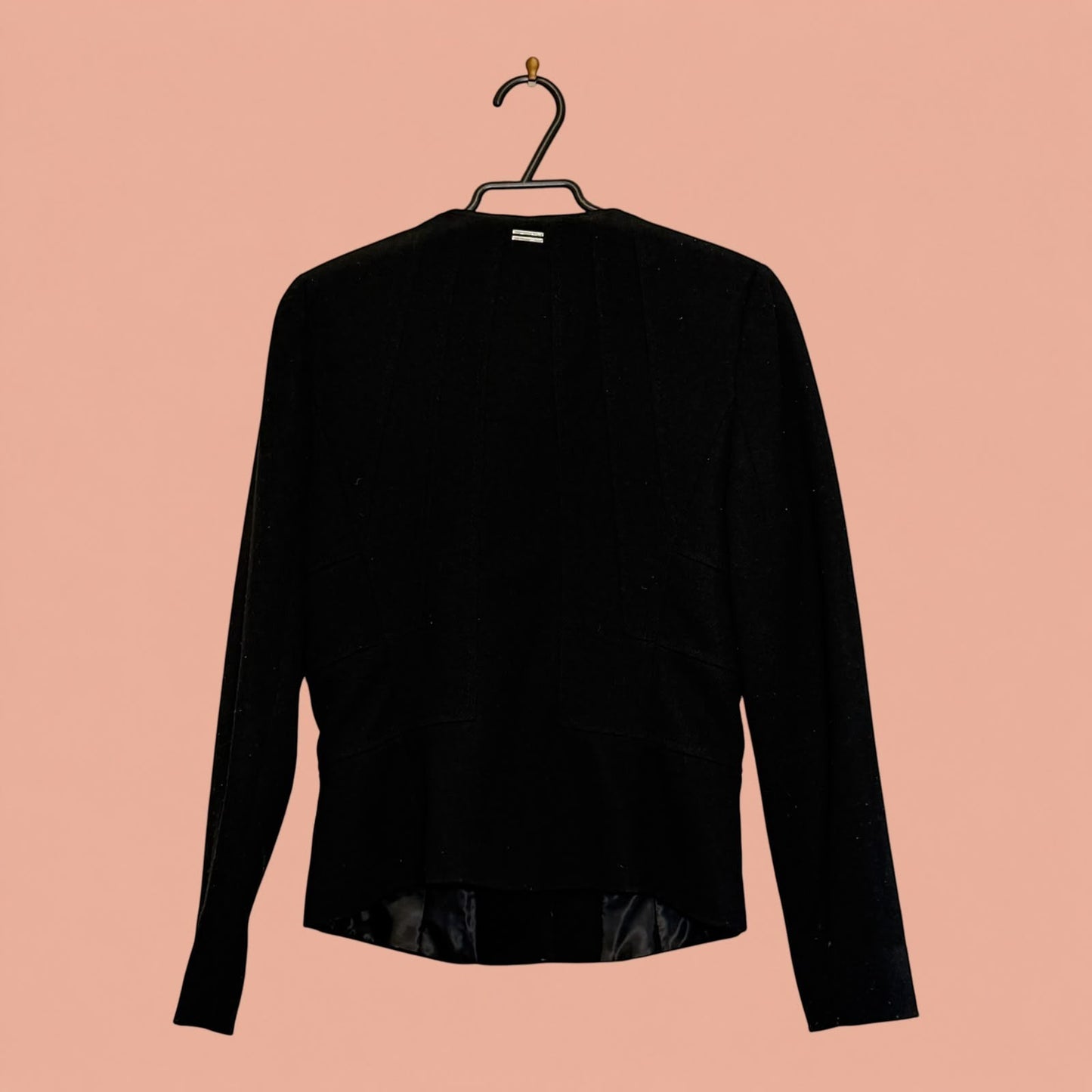 Blazer negro de segunda mano de Tuclosetrenovado.cl con diseño sin cuello y corte entallado