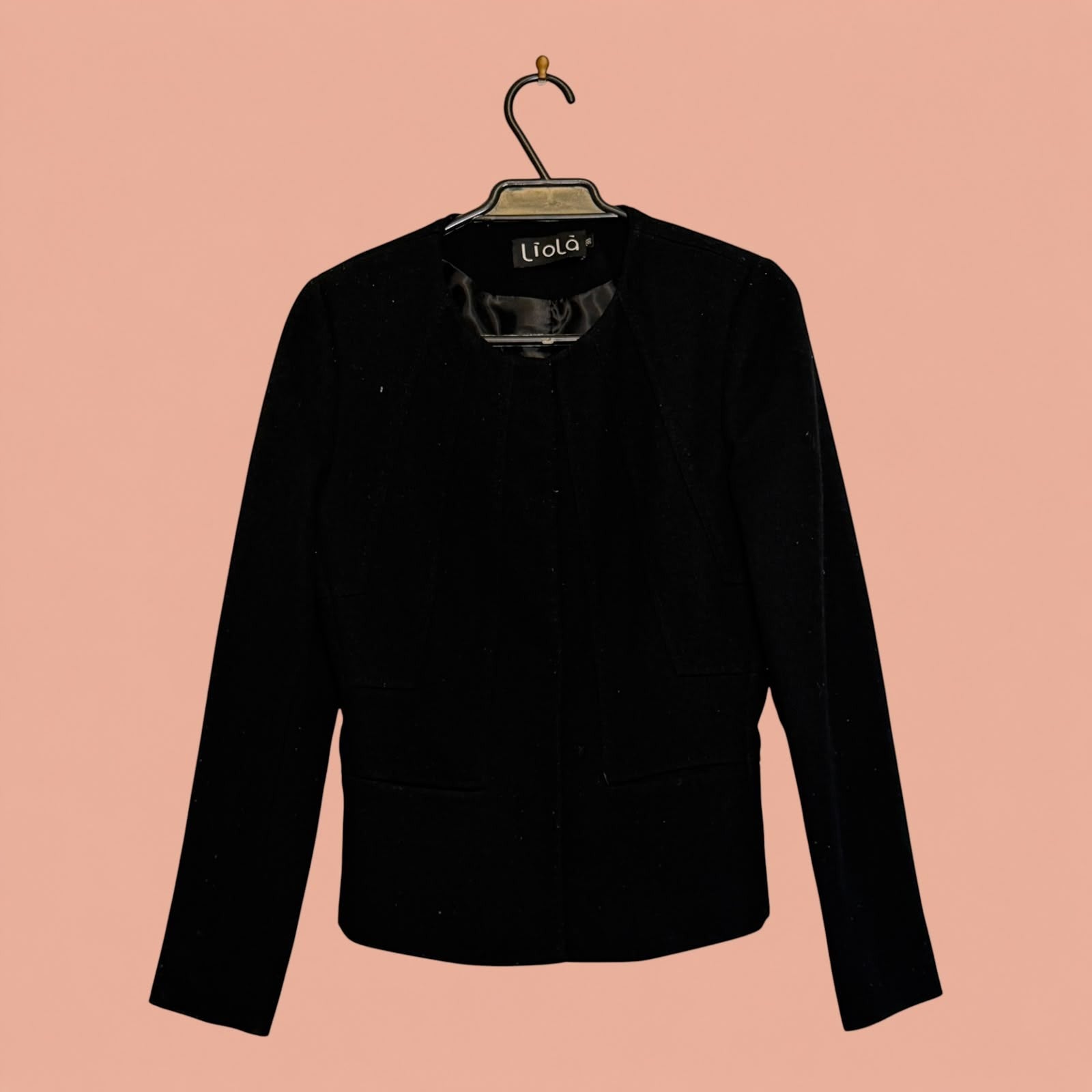 Blazer negro de segunda mano de Tuclosetrenovado.cl con cuello redondo y diseño minimalista sin solapas