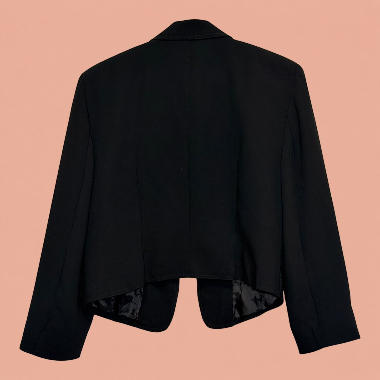 Blazer negro de segunda mano de Tuclosetrenovado.cl con corte estructurado y diseño elegante para mujer