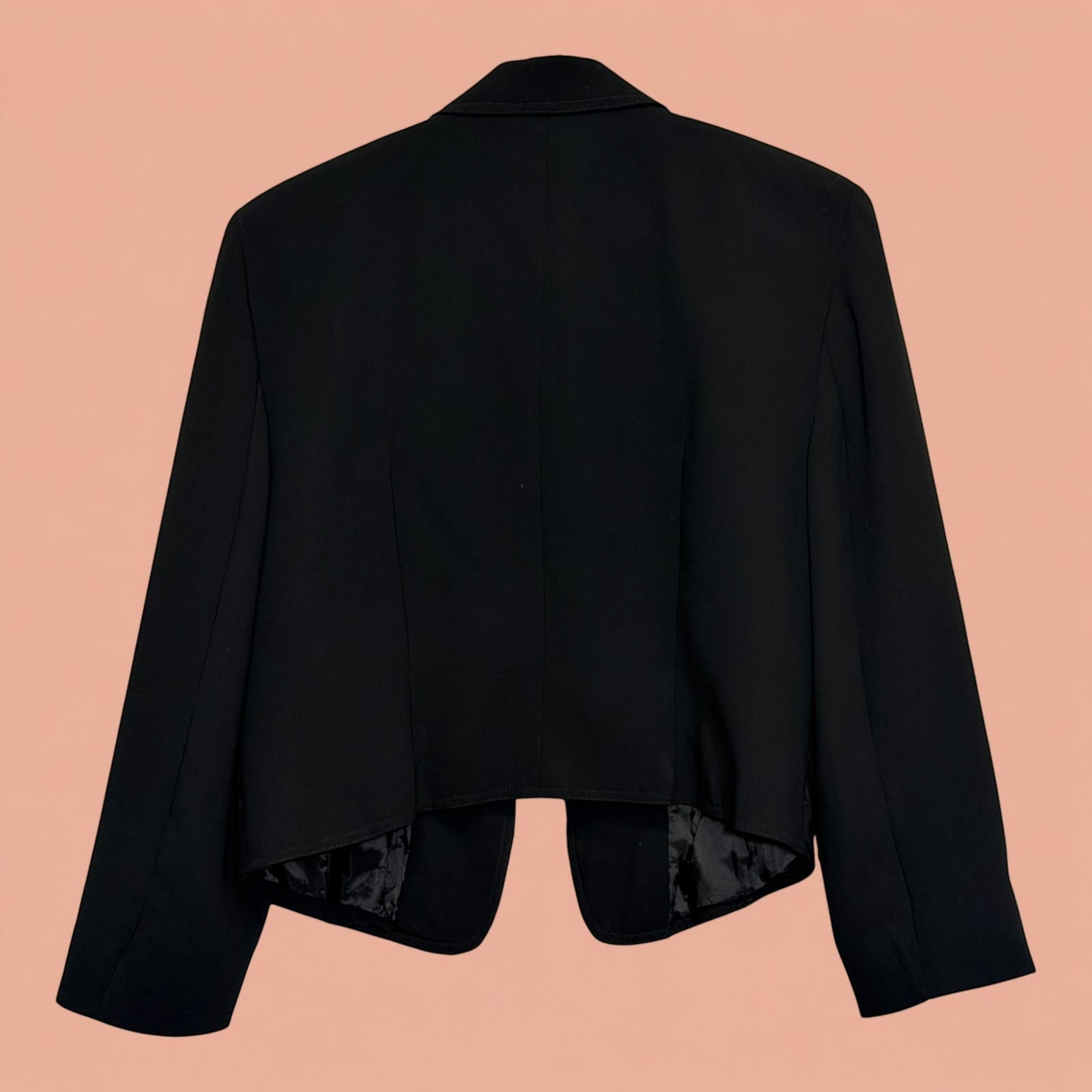Blazer negro de segunda mano de Tuclosetrenovado.cl con corte estructurado y diseño elegante para mujer