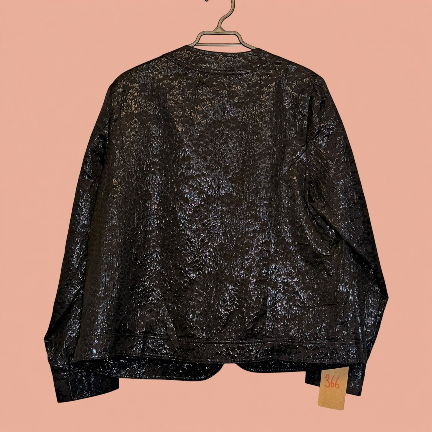 Blazer negro de segunda mano con textura brillante y diseño elegante de Tuclosetrenovado.cl