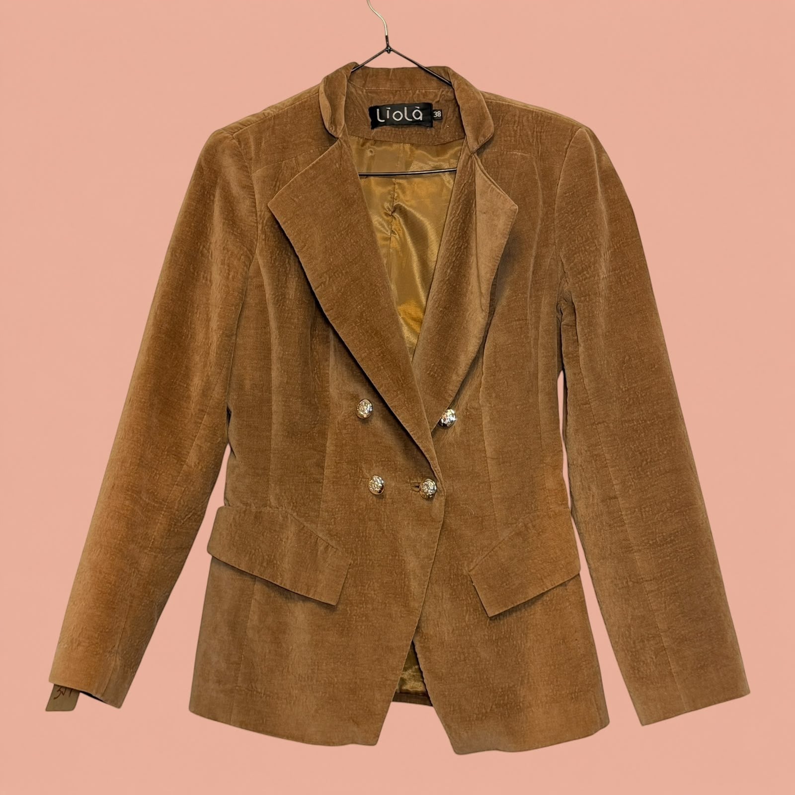 Blazer de pana color café de Tuclosetrenovado.cl con doble botonadura y solapas clásicas