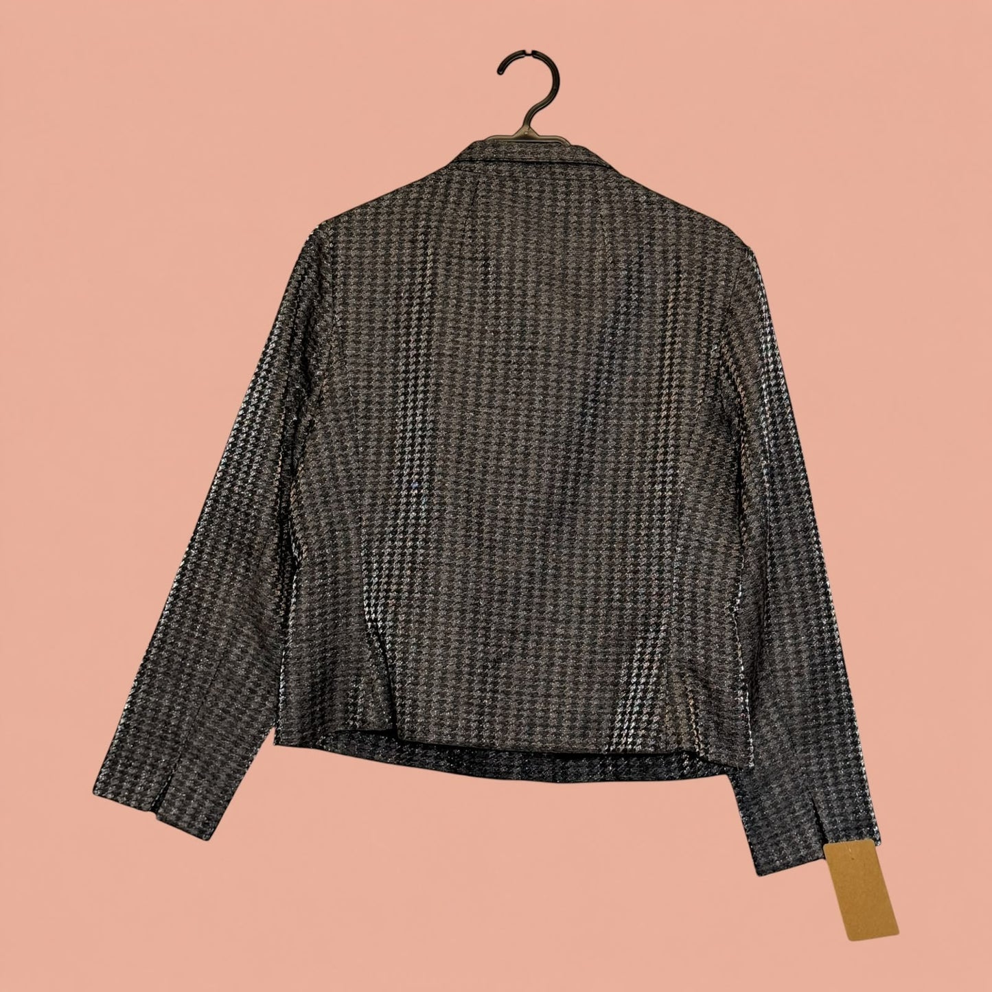 Blazer de segunda mano Tuclosetrenovado.cl con estampado de pata de gallo en tonos marrones y negros, vista trasera.