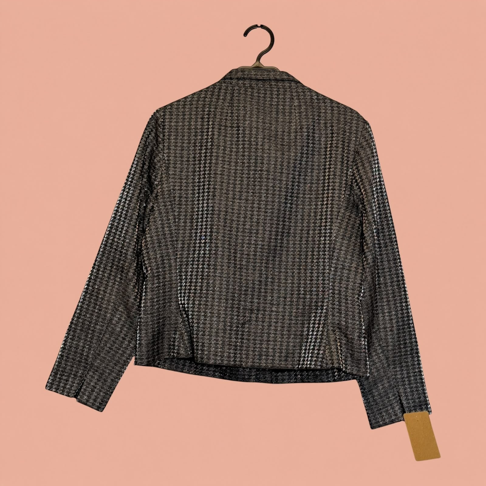 Blazer de segunda mano Tuclosetrenovado.cl con estampado de pata de gallo en tonos marrones y negros, vista trasera.