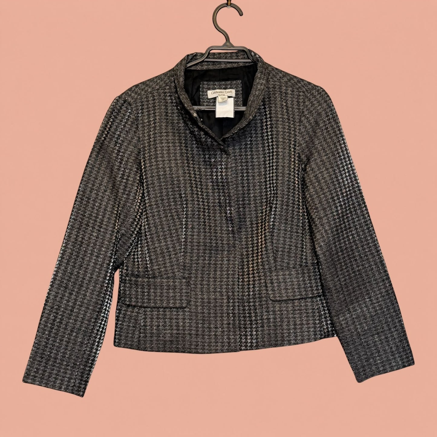 Blazer de segunda mano Tuclosetrenovado.cl con estampado pata de gallo en tonos gris y negro, cuello alto y bolsillos