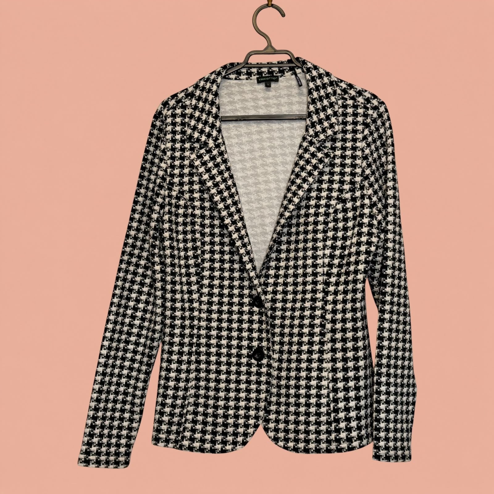 Blazer Tuclosetrenovado.cl de segunda mano con estampado pata de gallo en blanco y negro y cierre de dos botones