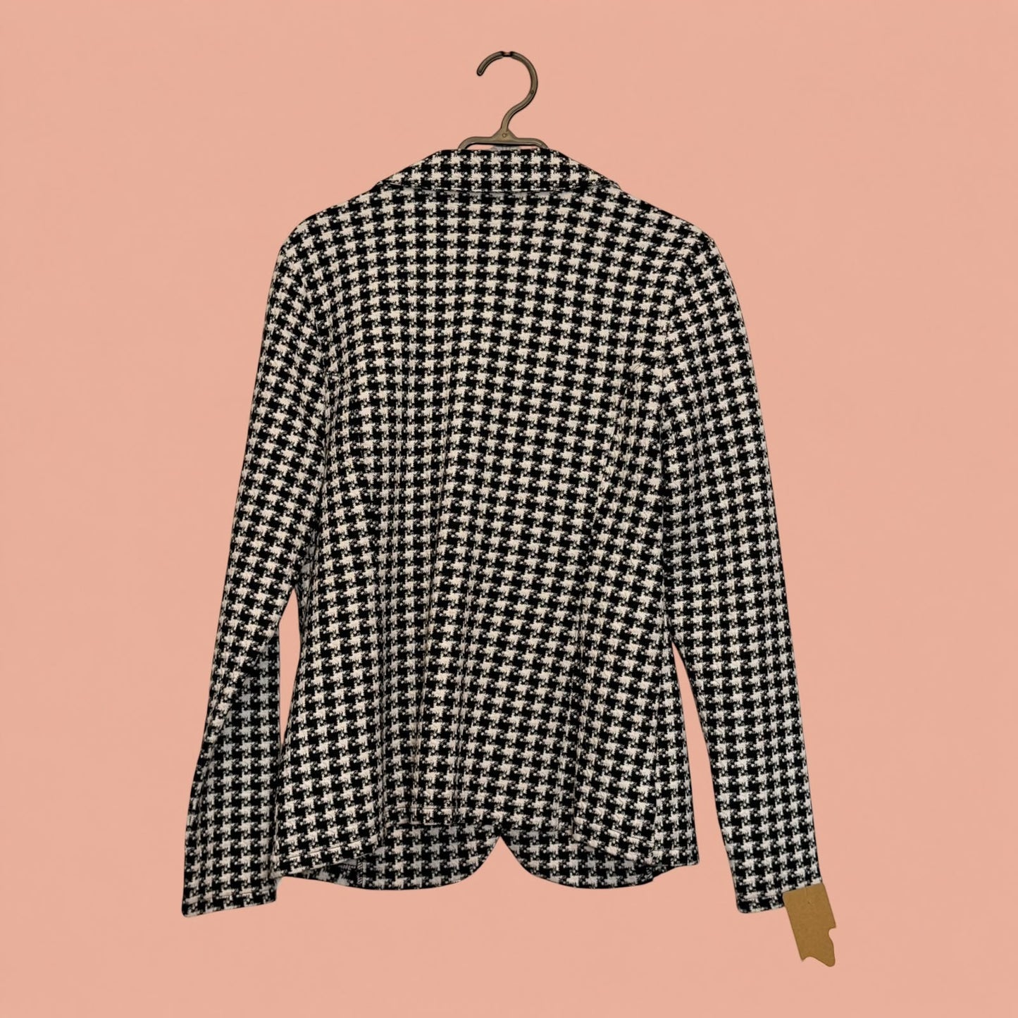 Blazer de segunda mano Tuclosetrenovado.cl con estampado de pata de gallo en blanco y negro, vista trasera