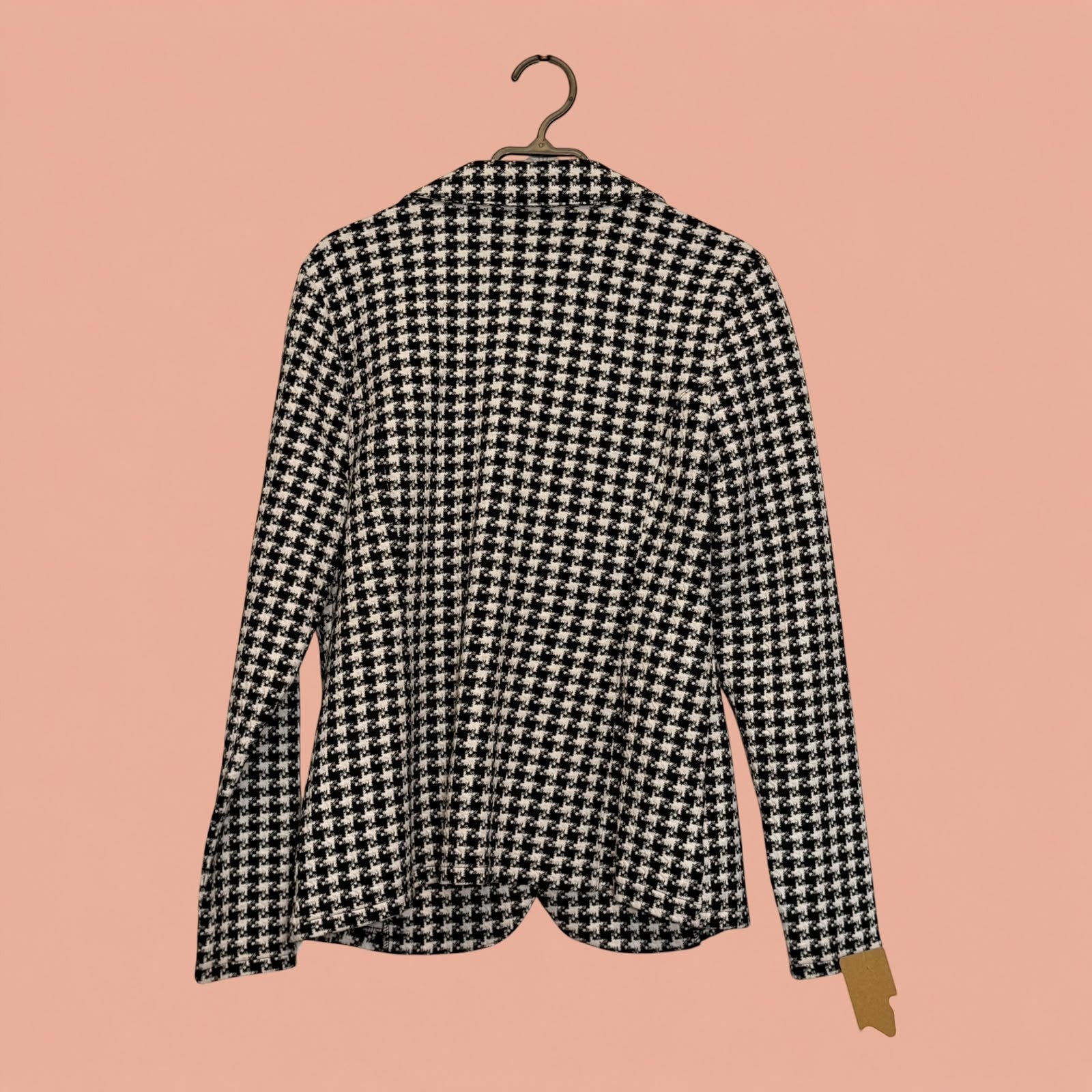 Blazer de segunda mano Tuclosetrenovado.cl con estampado de pata de gallo en blanco y negro, vista trasera
