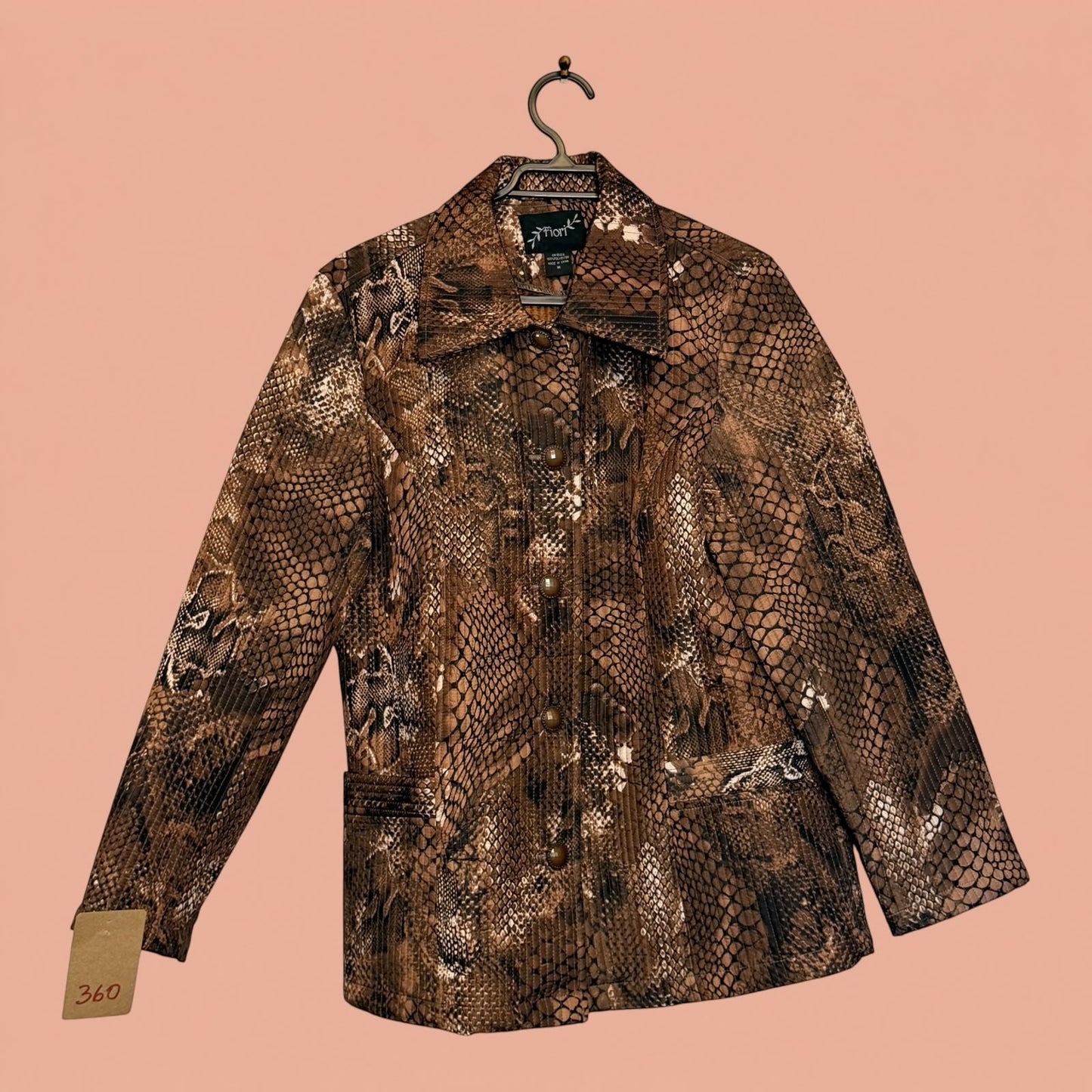 Blazer de segunda mano Tuclosetrenovado.cl con estampado de piel de serpiente en tonos marrones y cierre de botones