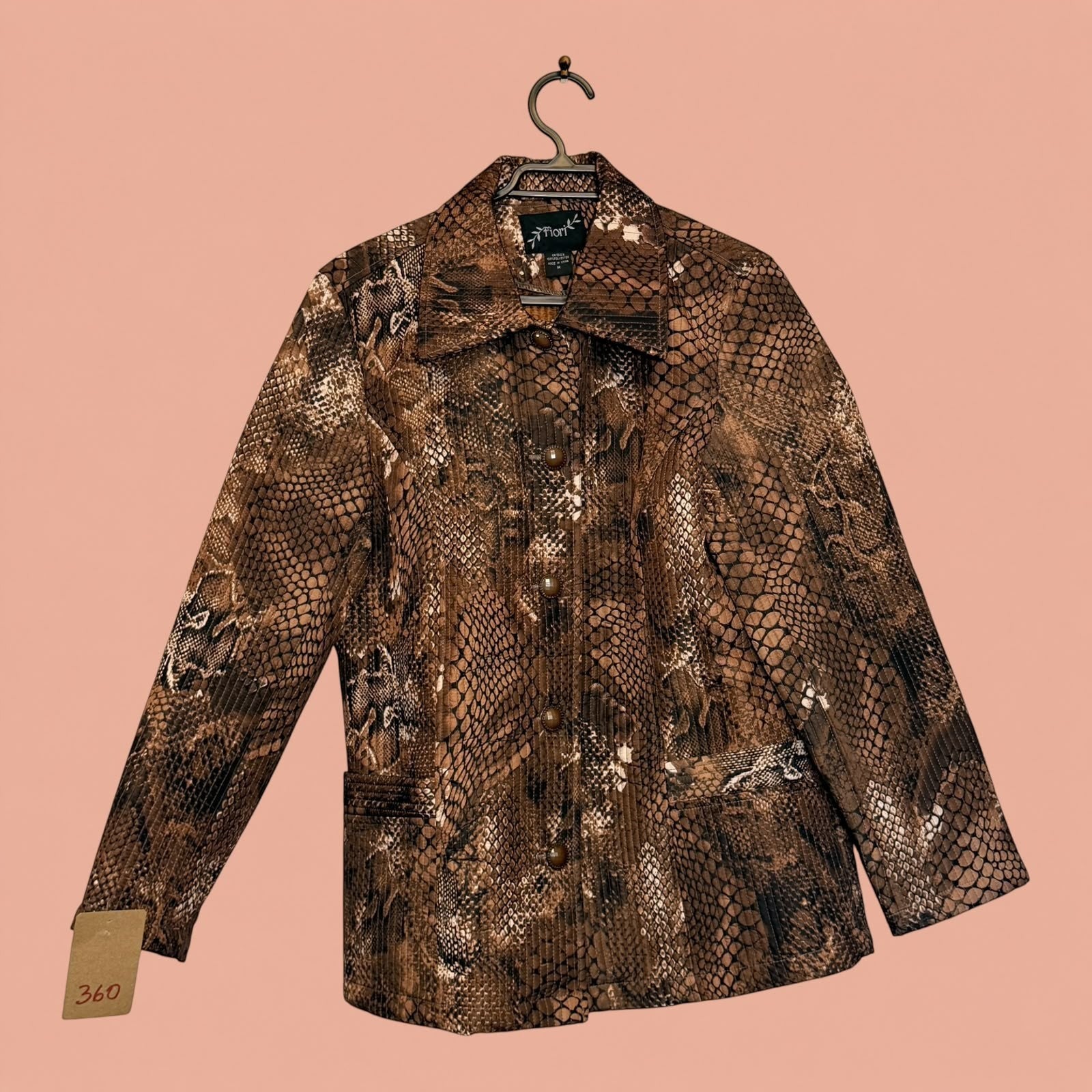 Blazer de segunda mano Tuclosetrenovado.cl con estampado de piel de serpiente en tonos marrones y cierre de botones
