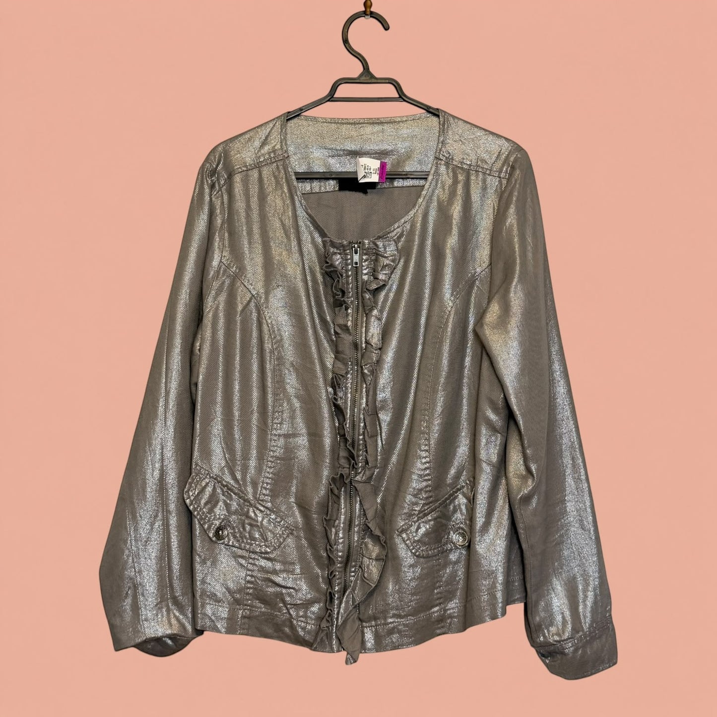 Blazer Tuclosetrenovado.cl de segunda mano en color plateado metalizado con cierre frontal y detalles de volantes