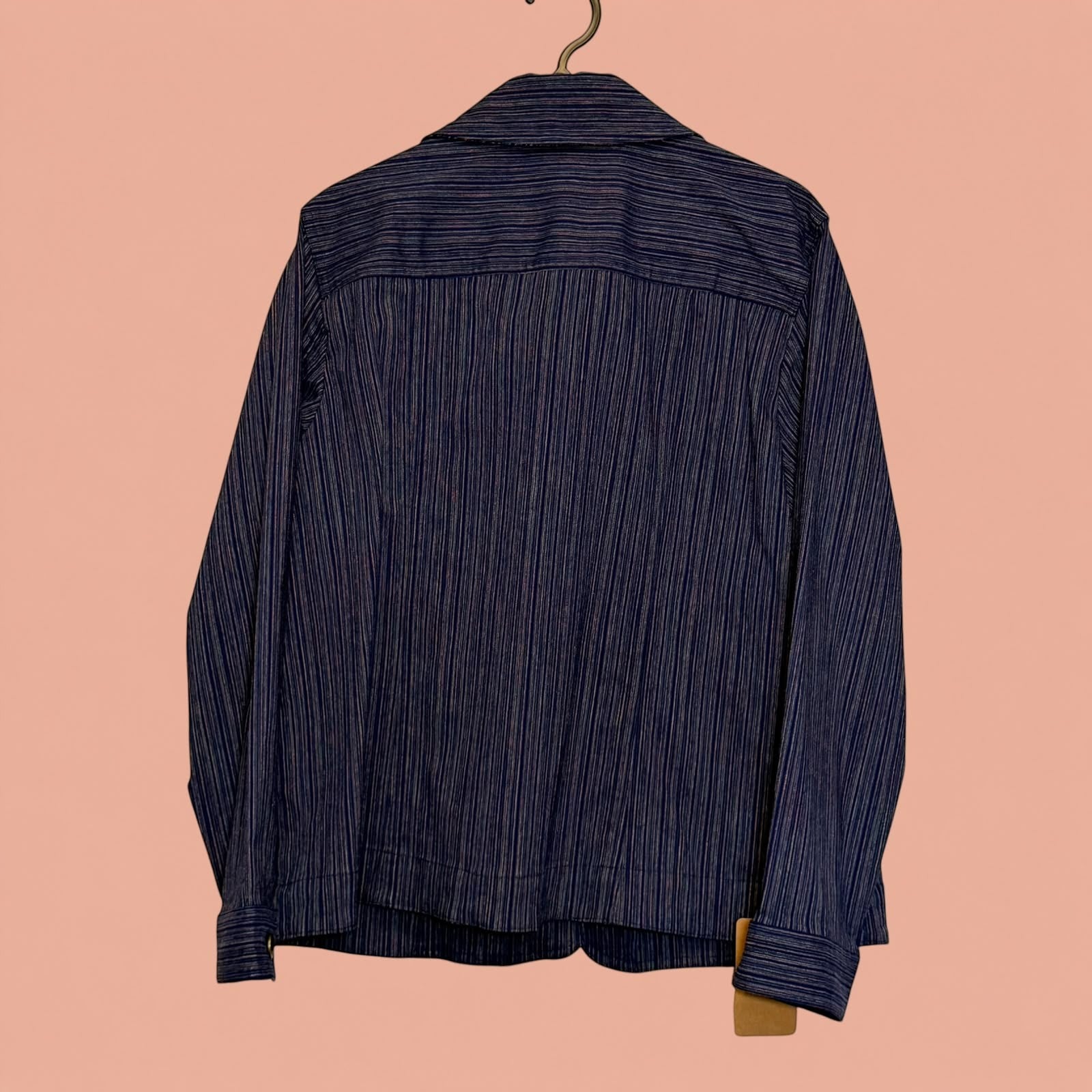 Blazer de segunda mano Tuclosetrenovado.cl azul marino con estampado de rayas verticales finas, vista trasera
