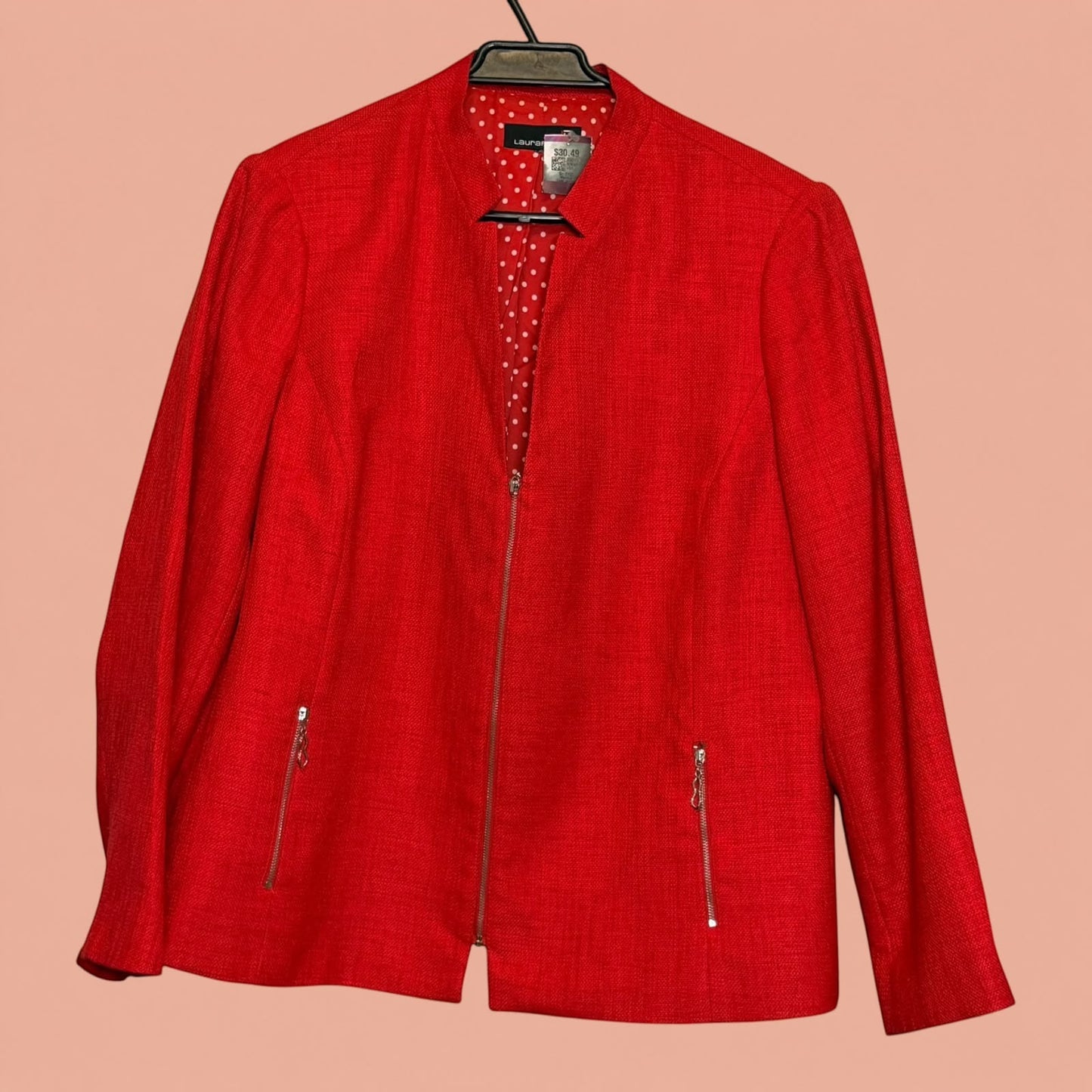 Blazer rojo de segunda mano de Tuclosetrenovado.cl con cierre frontal, cuello mao y forro interior de lunares