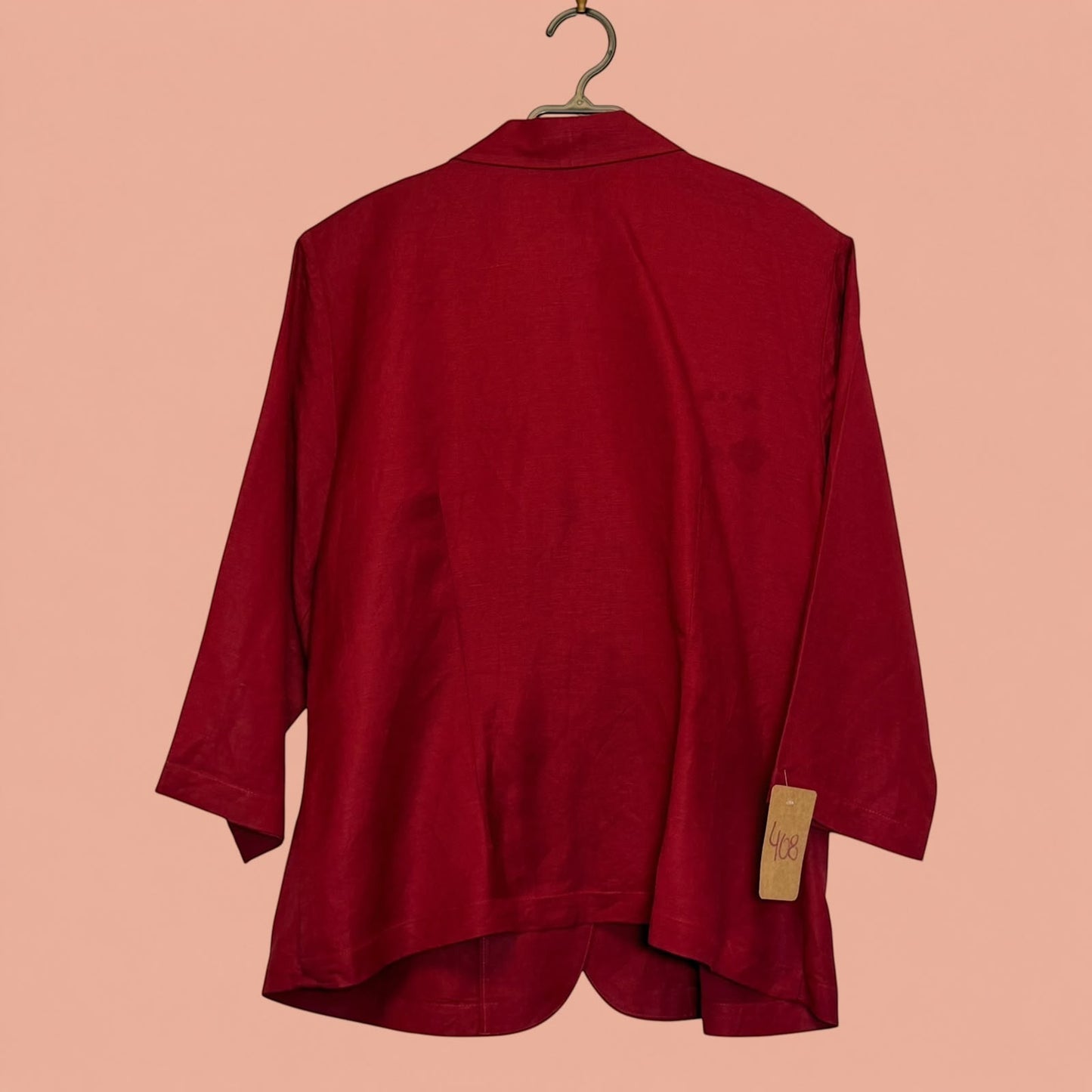 Blazer rojo de segunda mano de Tuclosetrenovado.cl con mangas tres cuartos visto desde la parte trasera