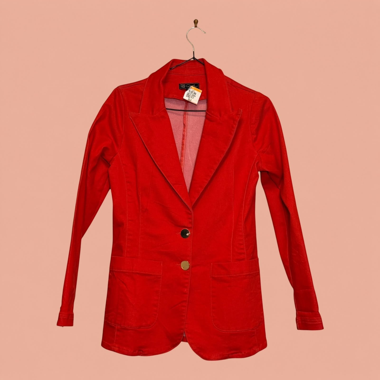 Blazer rojo de segunda mano de Tuclosetrenovado.cl con cierre de dos botones y bolsillos frontales