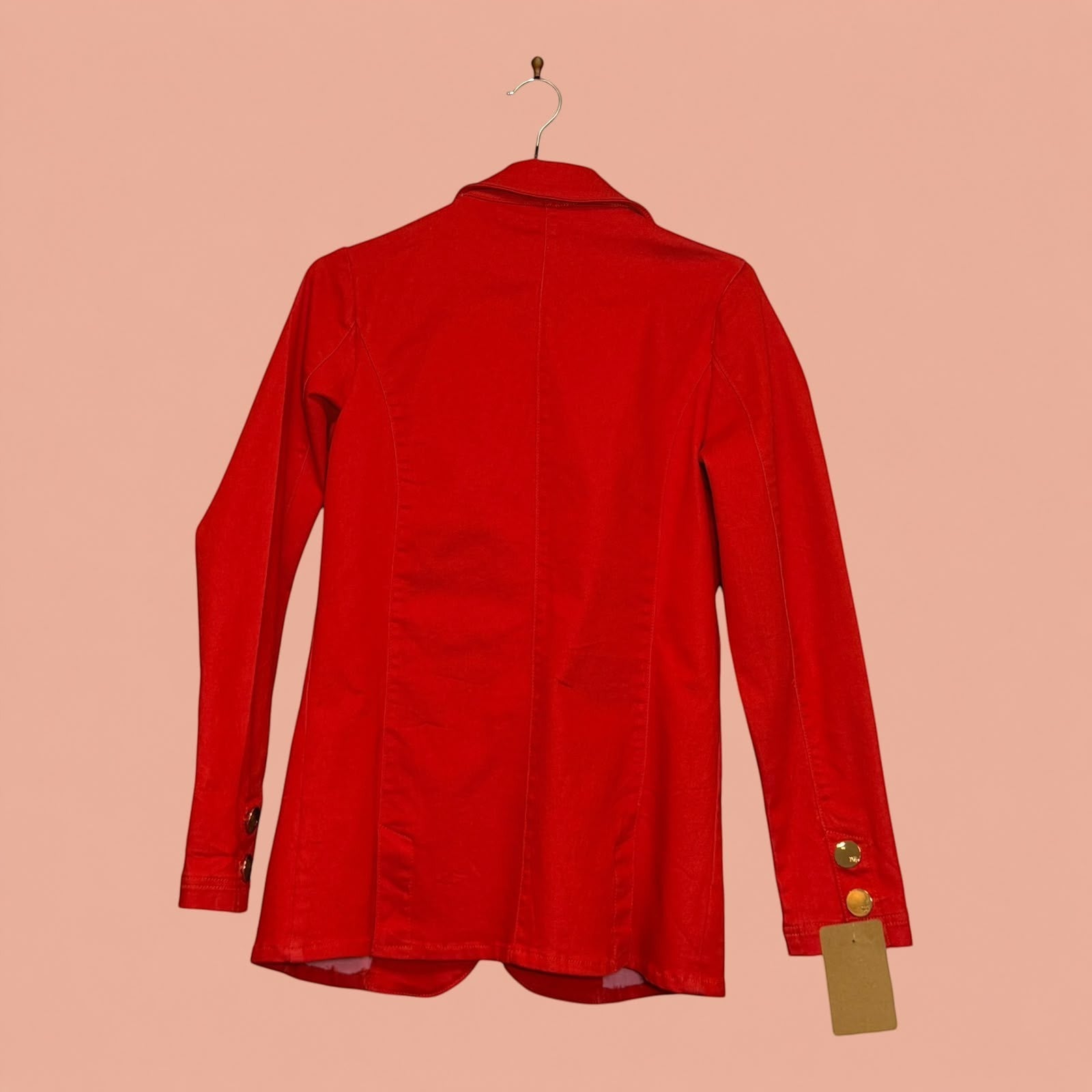 Blazer rojo de segunda mano de Tuclosetrenovado.cl con botones dorados en las mangas, vista trasera