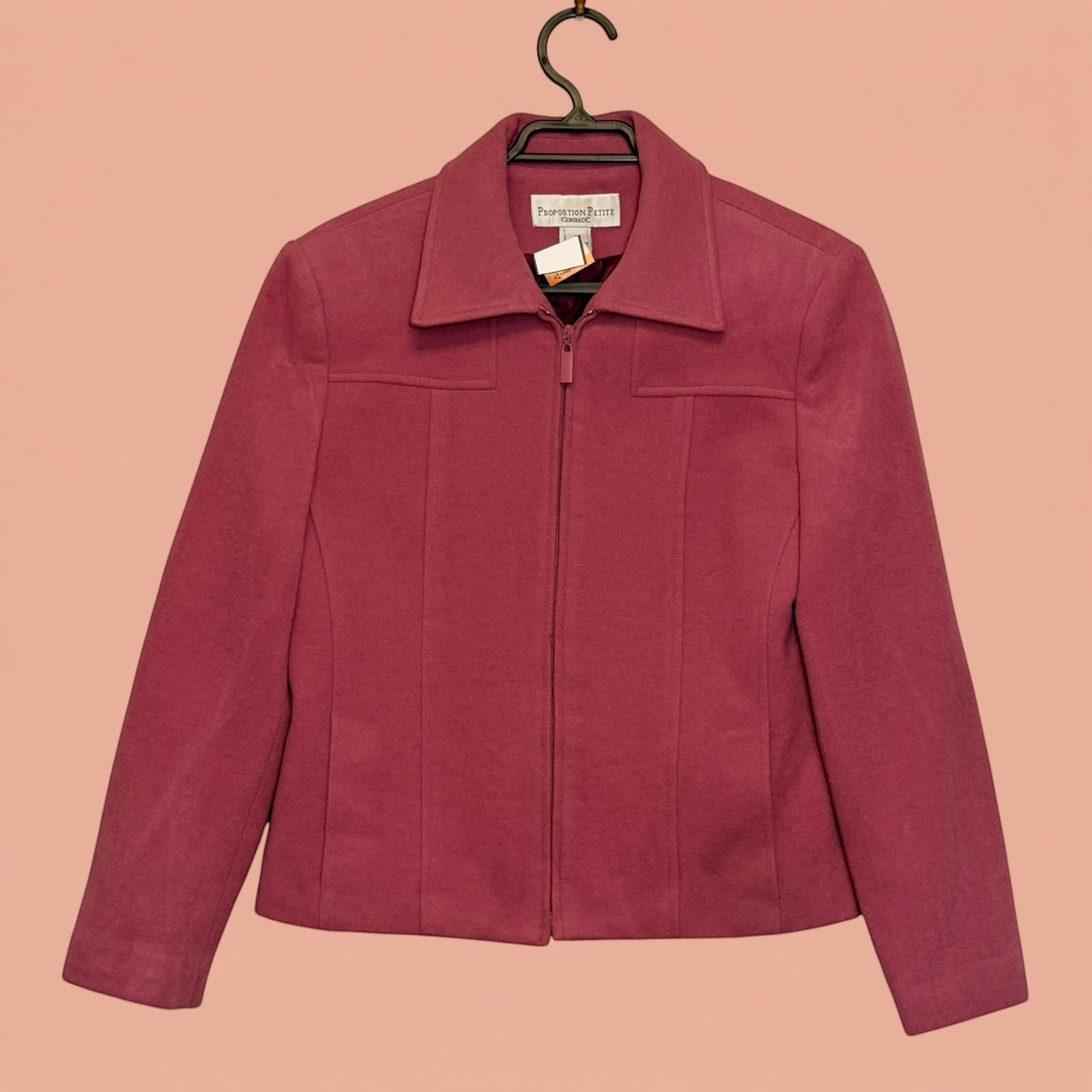 Blazer Tuclosetrenovado.cl de segunda mano en color rosa oscuro con cierre frontal y cuello clásico