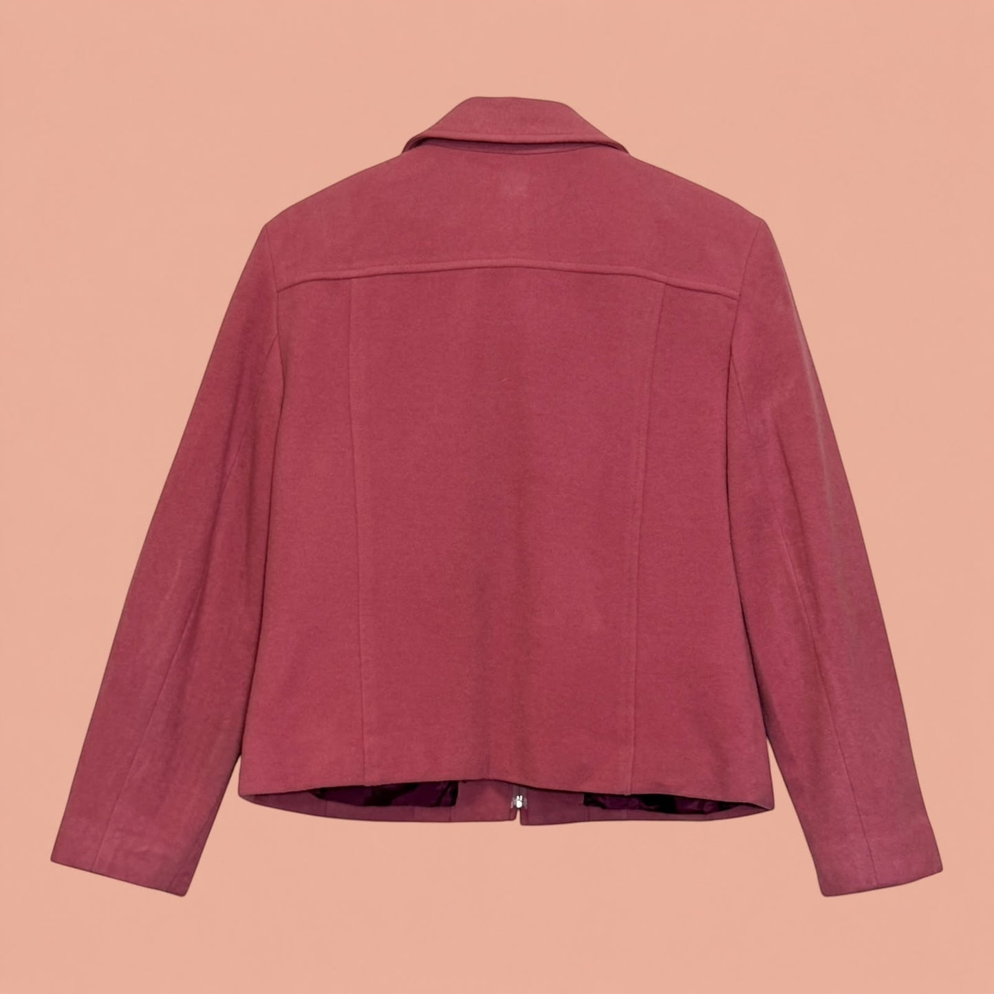 Blazer de segunda mano Tuclosetrenovado.cl en color rosa con cierre frontal y diseño de espalda estructurada