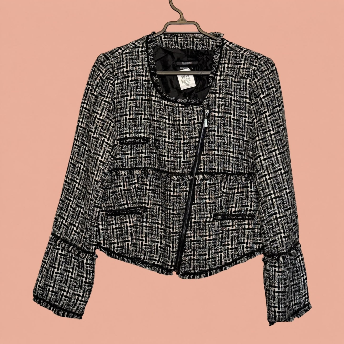 Blazer Tuclosetrenovado.cl de segunda mano en tweed blanco y negro con cremallera diagonal y bordes deshilachados