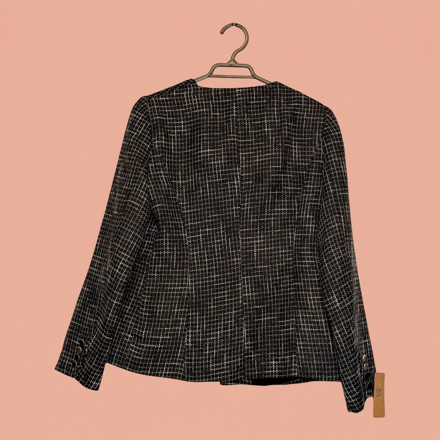 Blazer de segunda mano Tuclosetrenovado.cl con estampado de cuadros blanco y negro y textura tipo tweed