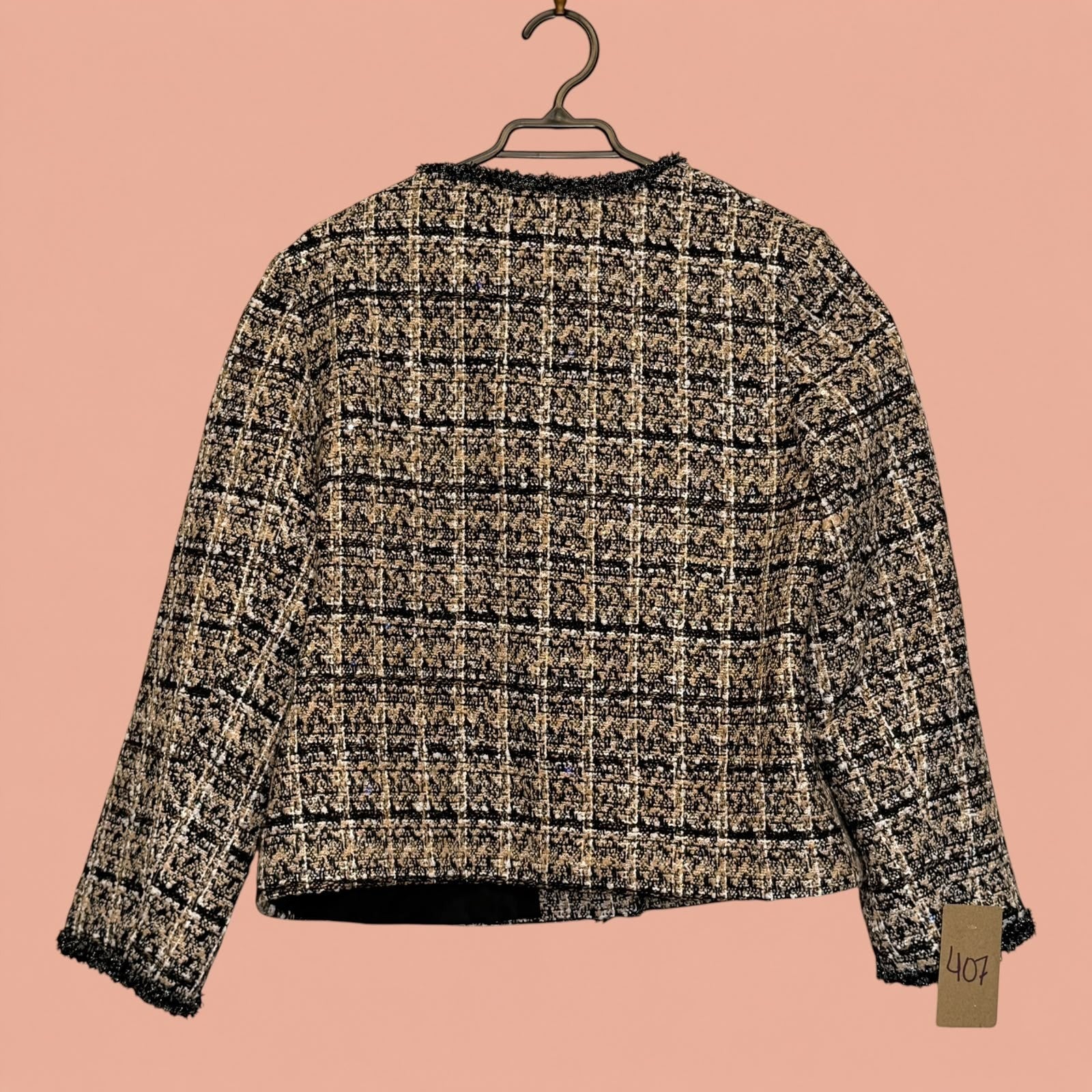 Blazer de segunda mano Tuclosetrenovado.cl con estampado de cuadros en tonos negro, beige y blanco, estilo tweed