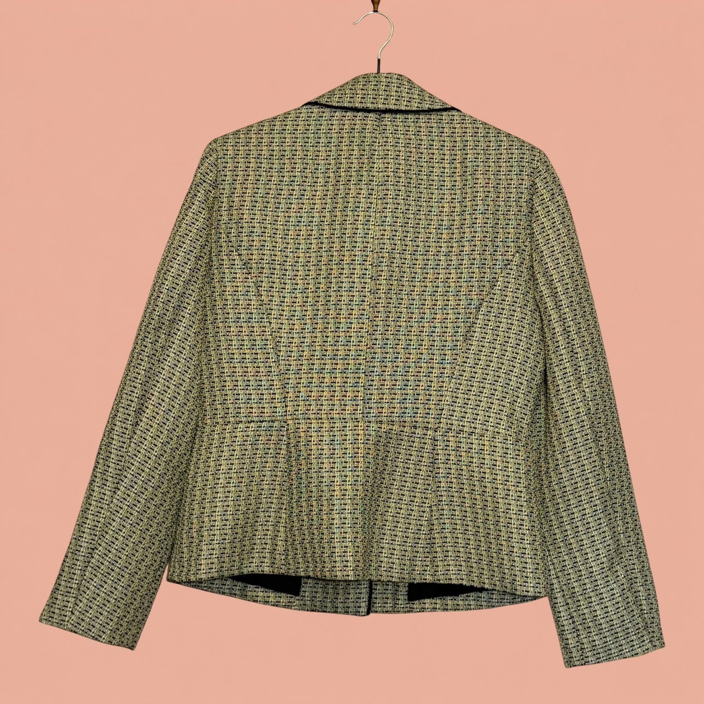 Blazer de segunda mano Tuclosetrenovado.cl con estampado de tweed multicolor y corte entallado, vista trasera