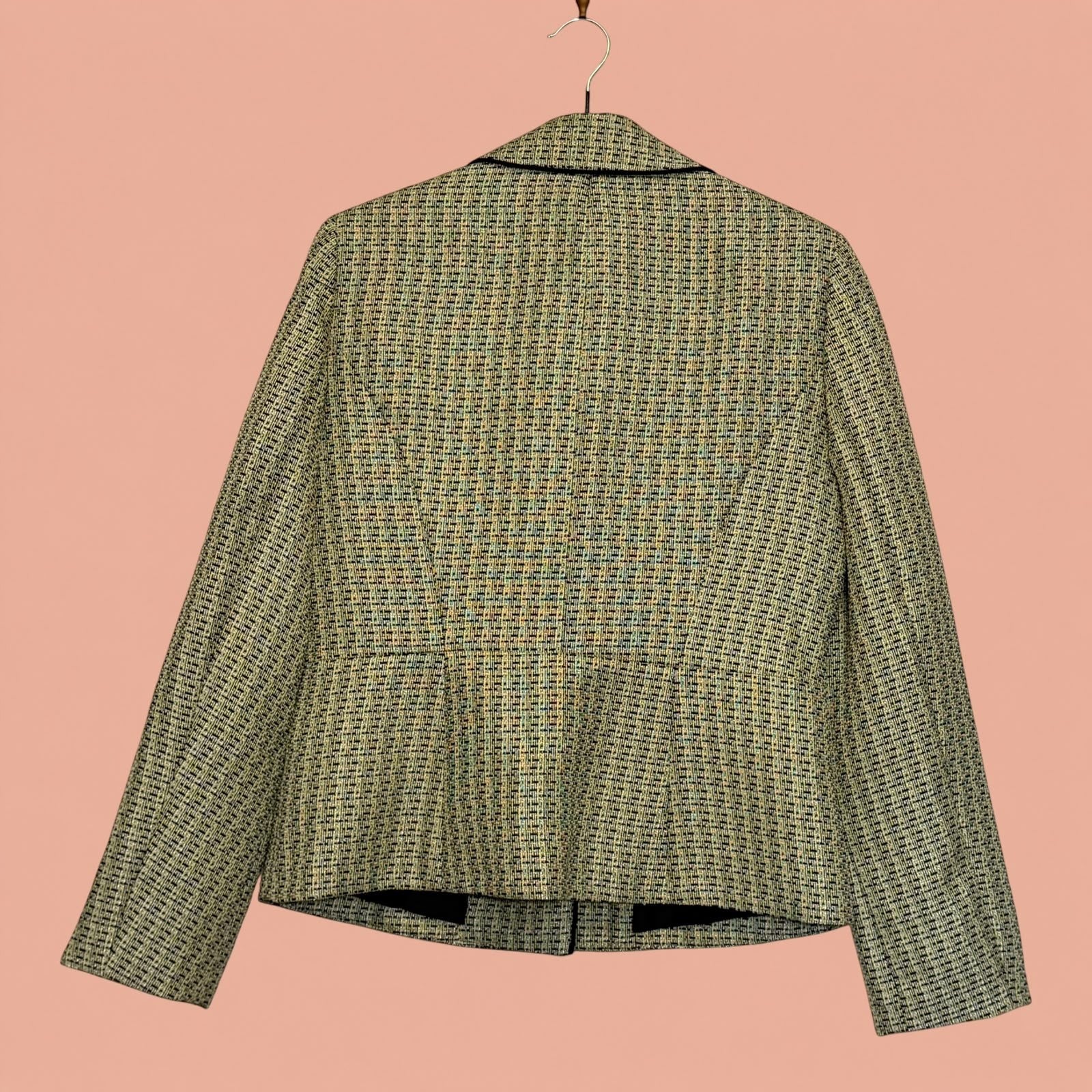 Blazer de segunda mano Tuclosetrenovado.cl con estampado de tweed multicolor y corte entallado, vista trasera