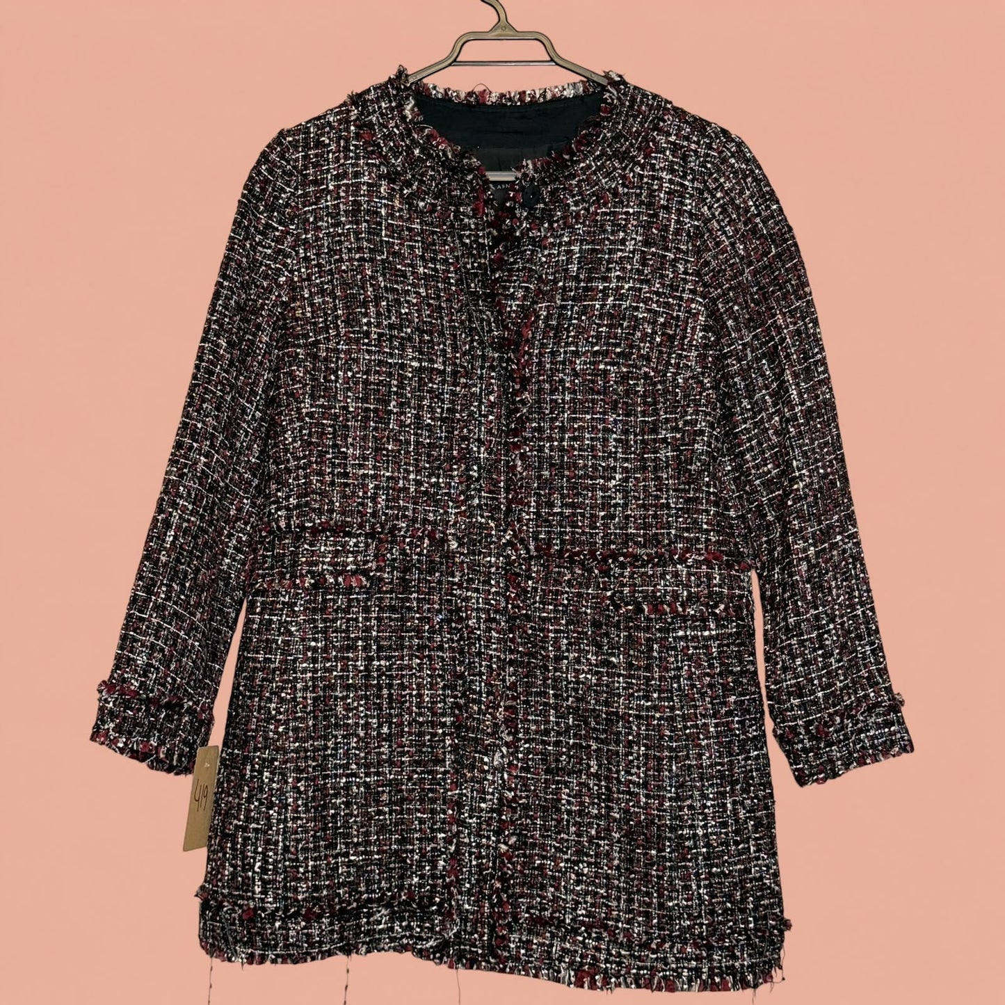 Blazer Tuclosetrenovado.cl de segunda mano estilo tweed en tonos negro, blanco y burdeos con textura deshilachada.