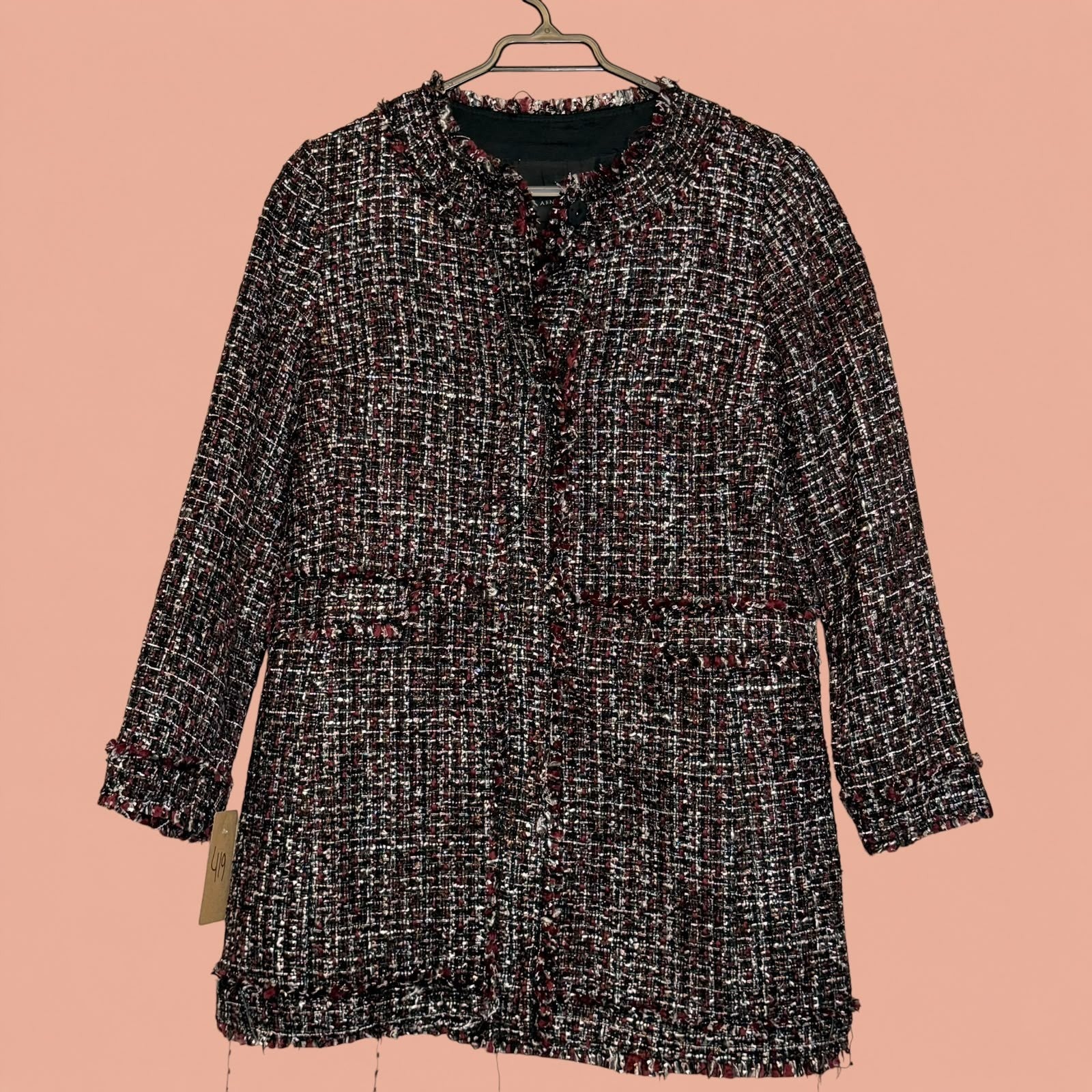 Blazer Tuclosetrenovado.cl de segunda mano estilo tweed en tonos negro, blanco y burdeos con textura deshilachada.