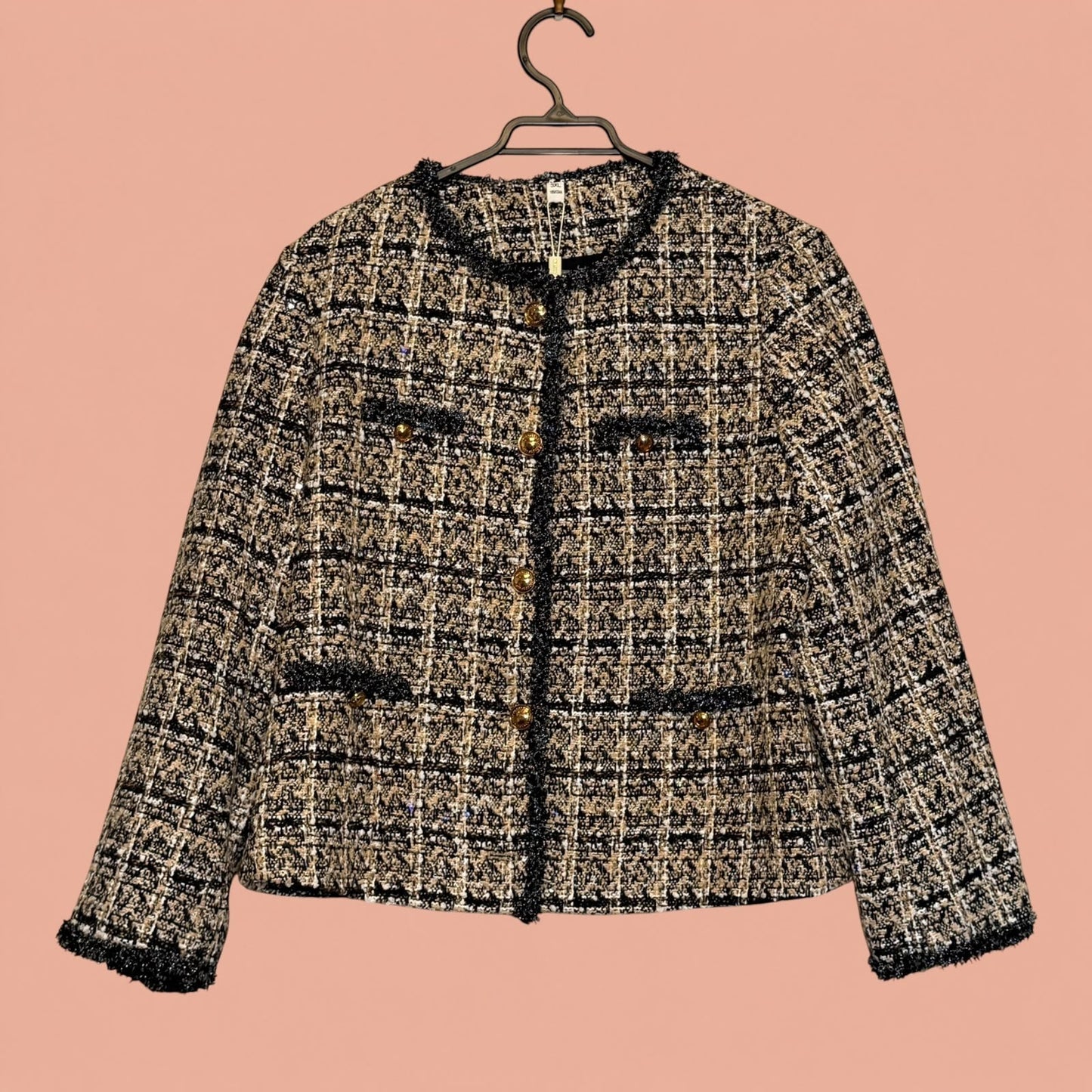Blazer Tuclosetrenovado.cl de tweed en tonos negro y beige con botones dorados y cuello redondo