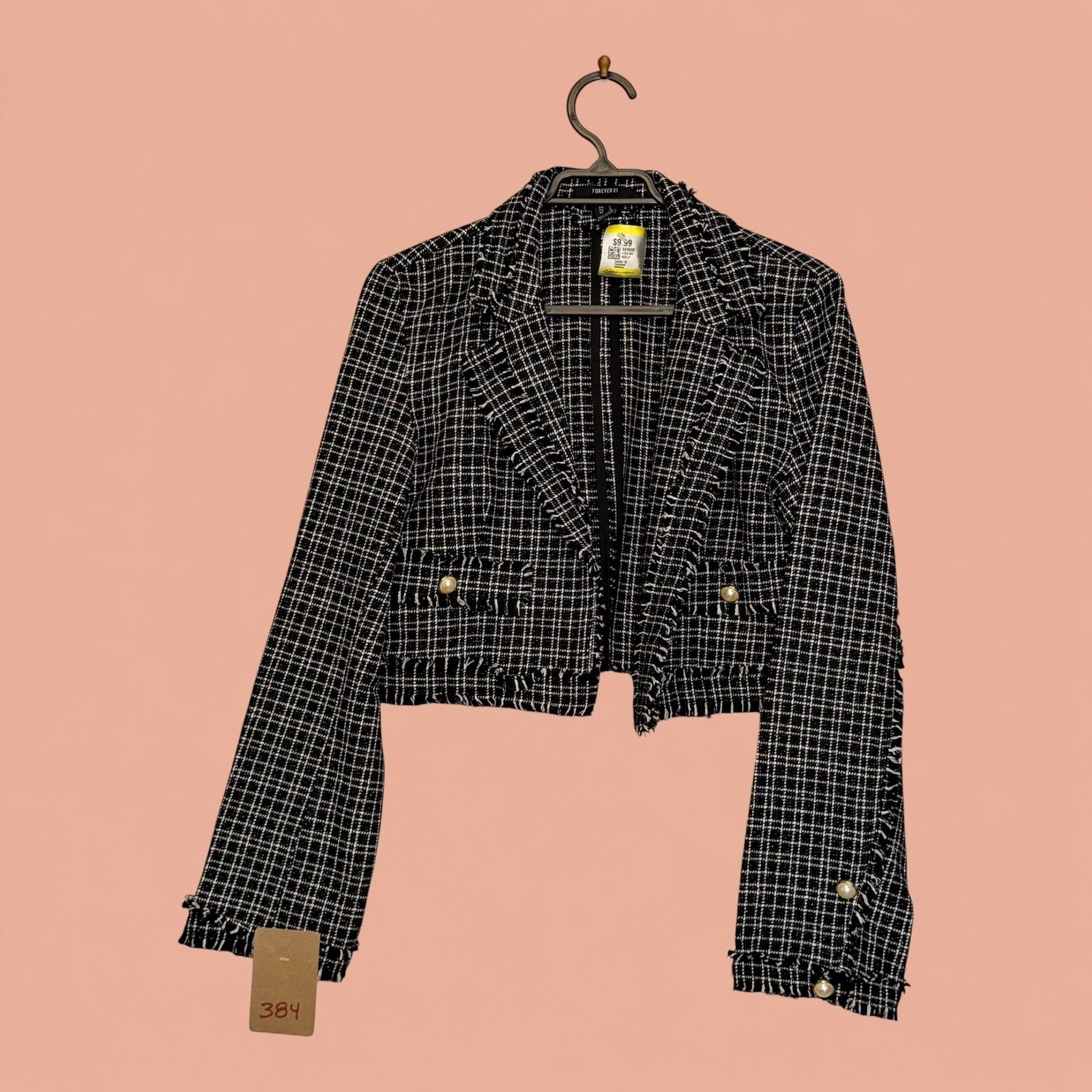 Blazer corto de tweed negro y blanco con botones dorados de Tuclosetrenovado.cl, estilo elegante de segunda mano