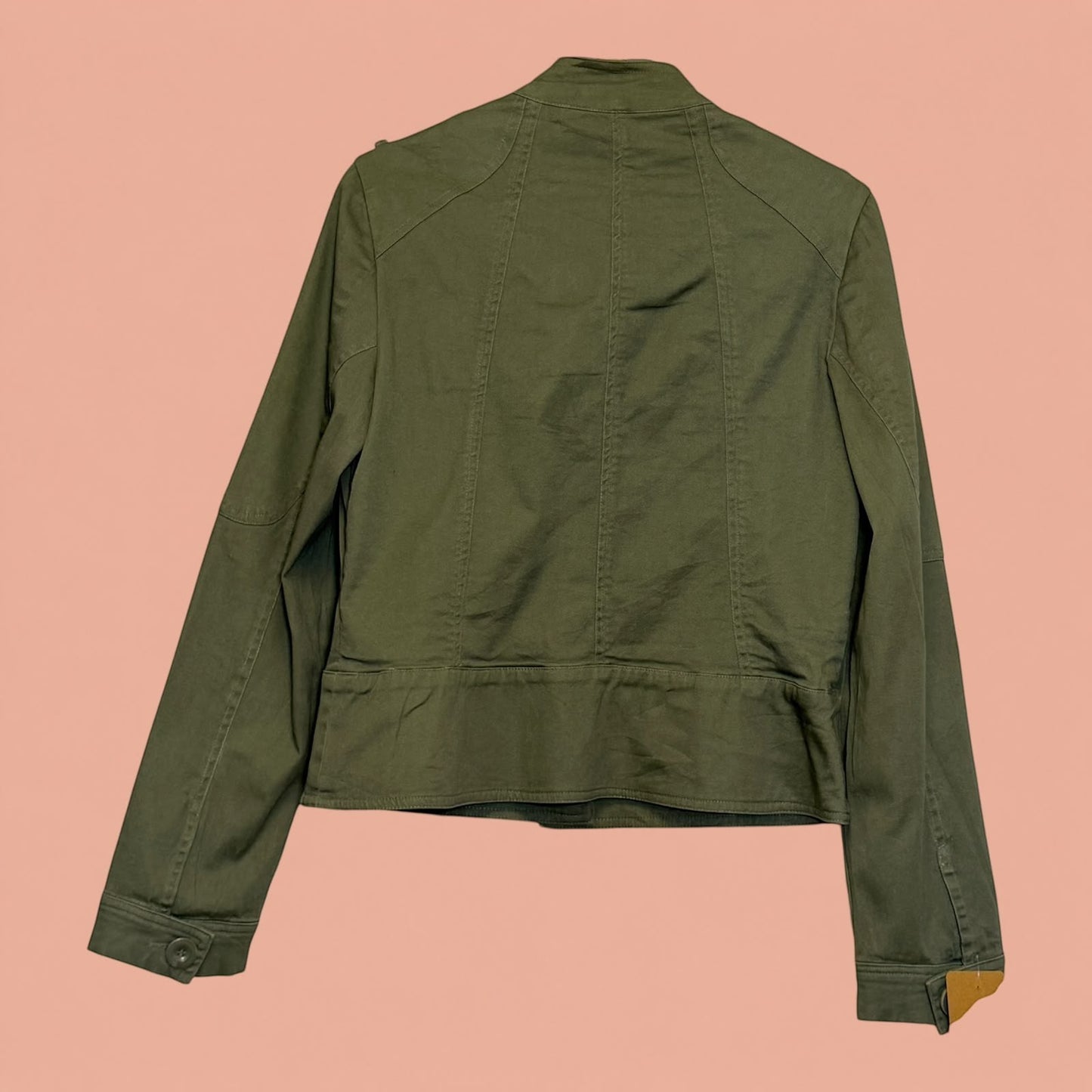 Blazer verde militar de segunda mano de Tuclosetrenovado.cl, vista trasera con costuras estructuradas