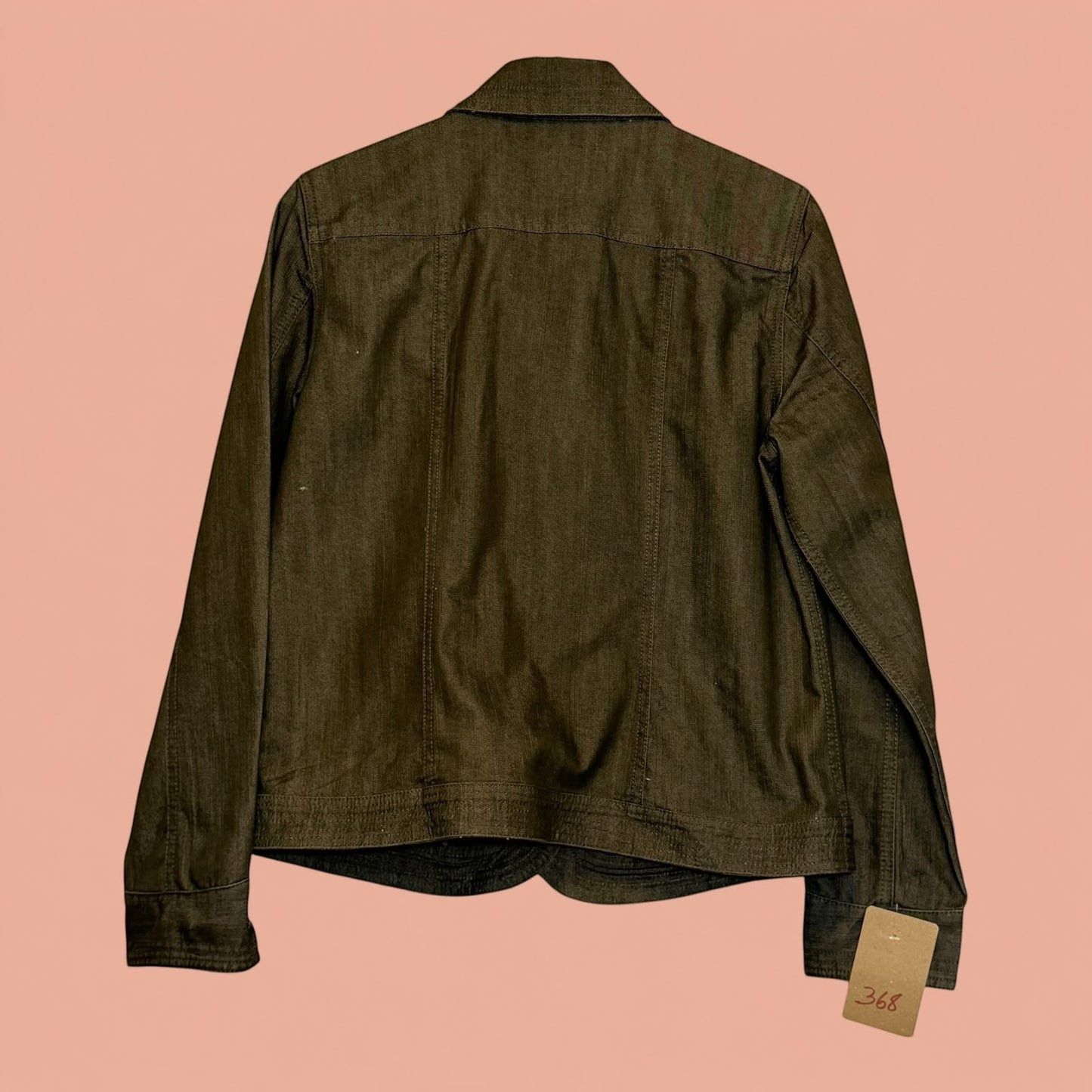 Blazer de segunda mano color verde oliva de Tuclosetrenovado.cl, vista trasera con etiqueta de precio