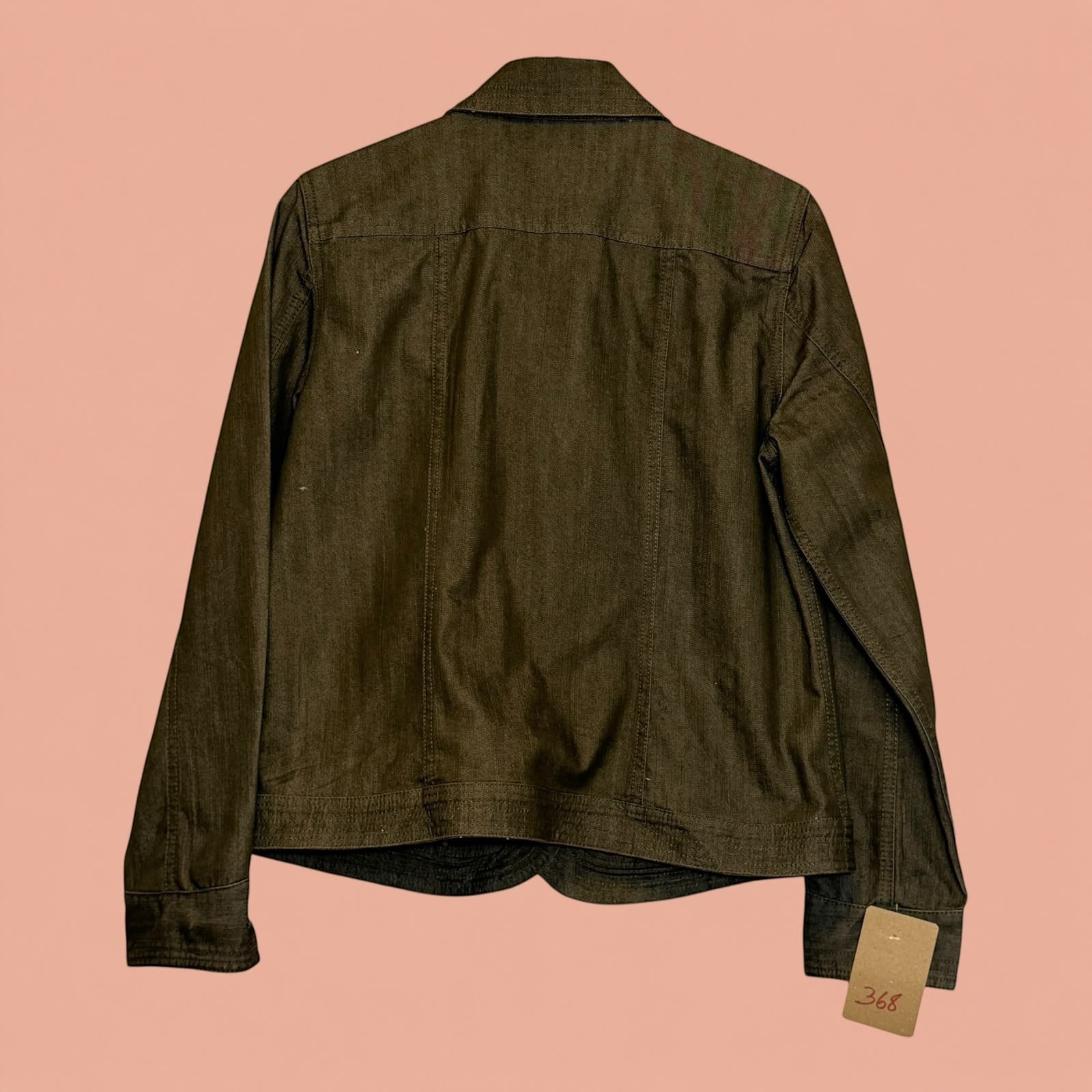 Blazer de segunda mano color verde oliva de Tuclosetrenovado.cl, vista trasera con etiqueta de precio