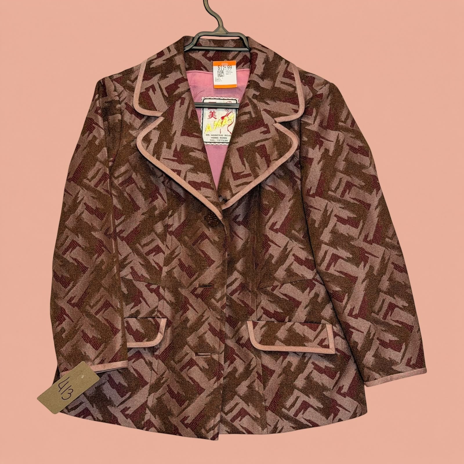 Blazer vintage de Tuclosetrenovado.cl con estampado geométrico en tonos marrón y rosa, solapas anchas y cierre frontal