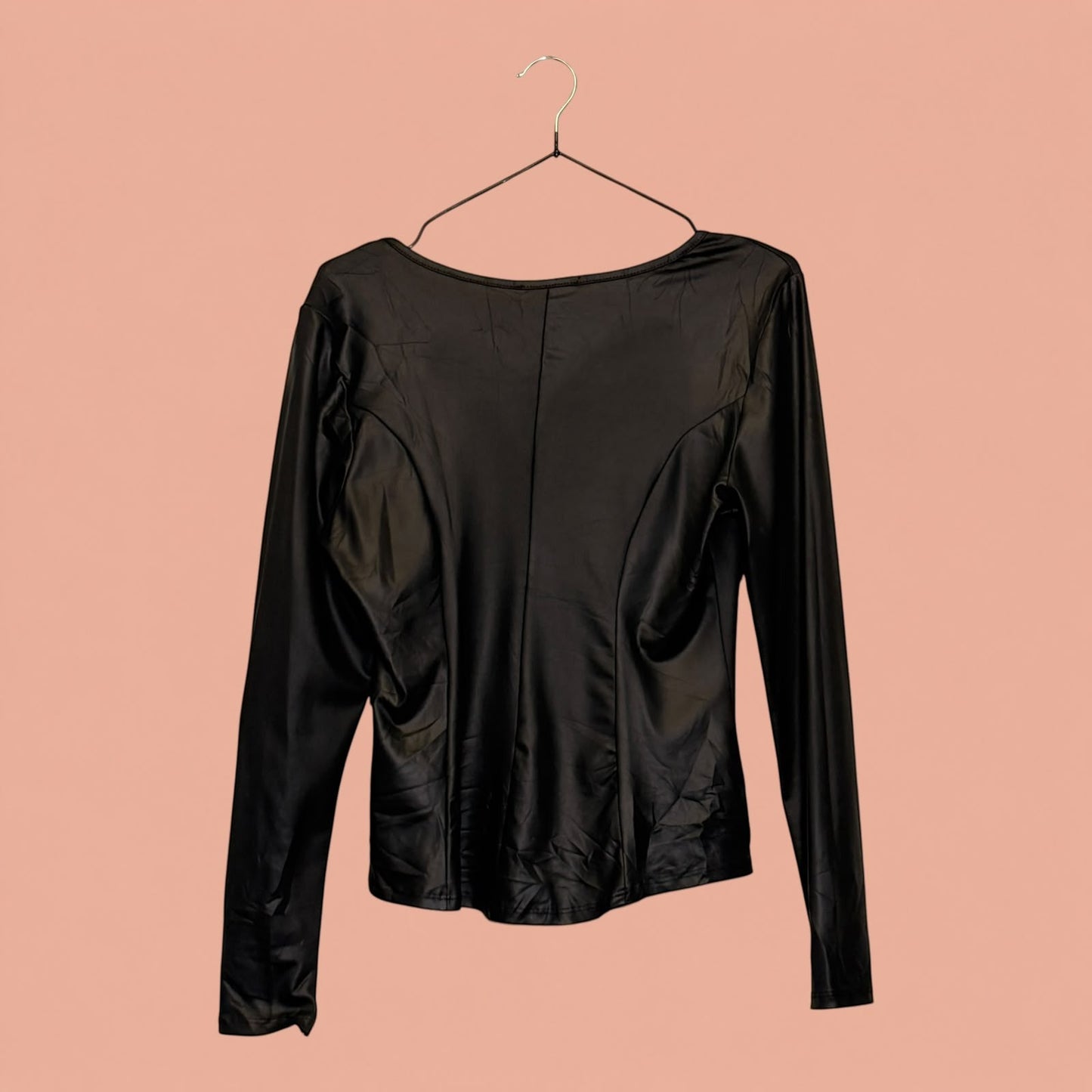 Blusa de manga larga en eco cuero negro de Tuclosetrenovado.cl con diseño entallado y acabado brillante