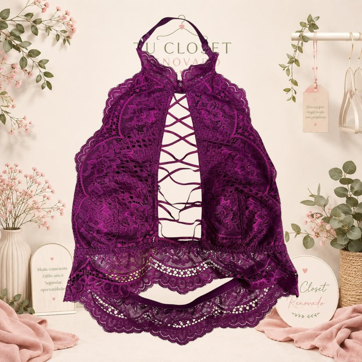 Top bralette de encaje morado con cuello halter y detalle de cordones frontales de la marca Tuclosetrenovado.cl