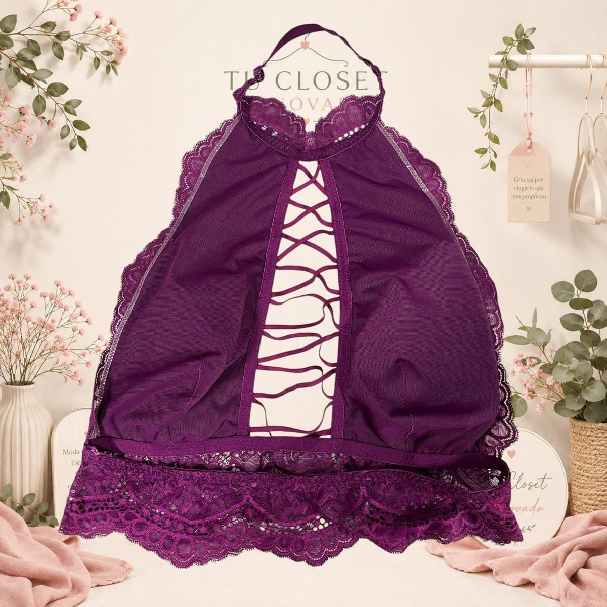Top bralette morado de encaje Tuclosetrenovado.cl con diseño halter, tiras cruzadas frontales y detalles florales