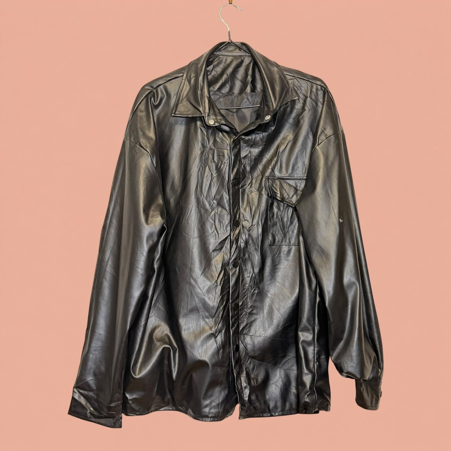 Camisa de eco cuero negra de segunda mano de Tuclosetrenovado.cl con botones frontales y bolsillo en el pecho