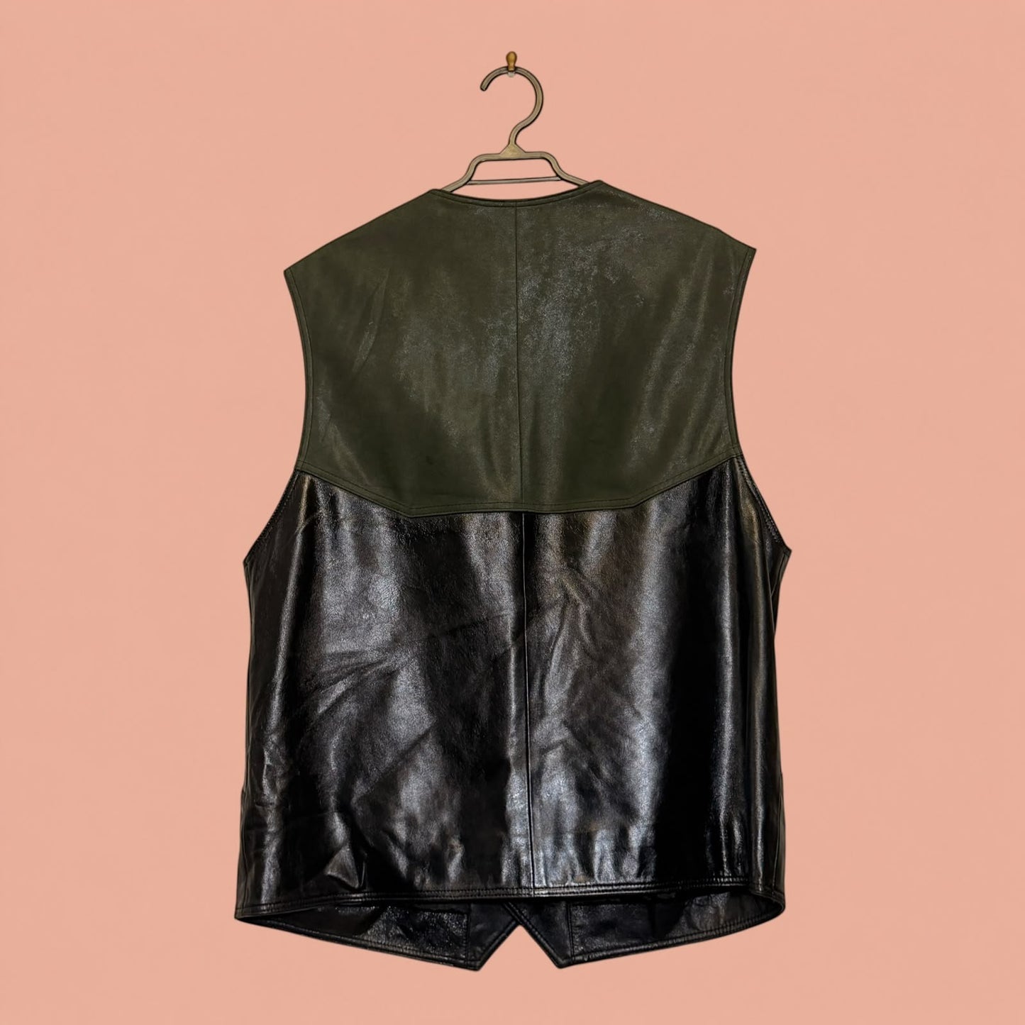 Chaleco de cuero de segunda mano para hombre de Tuclosetrenovado.cl con panel superior verde y cuerpo inferior negro