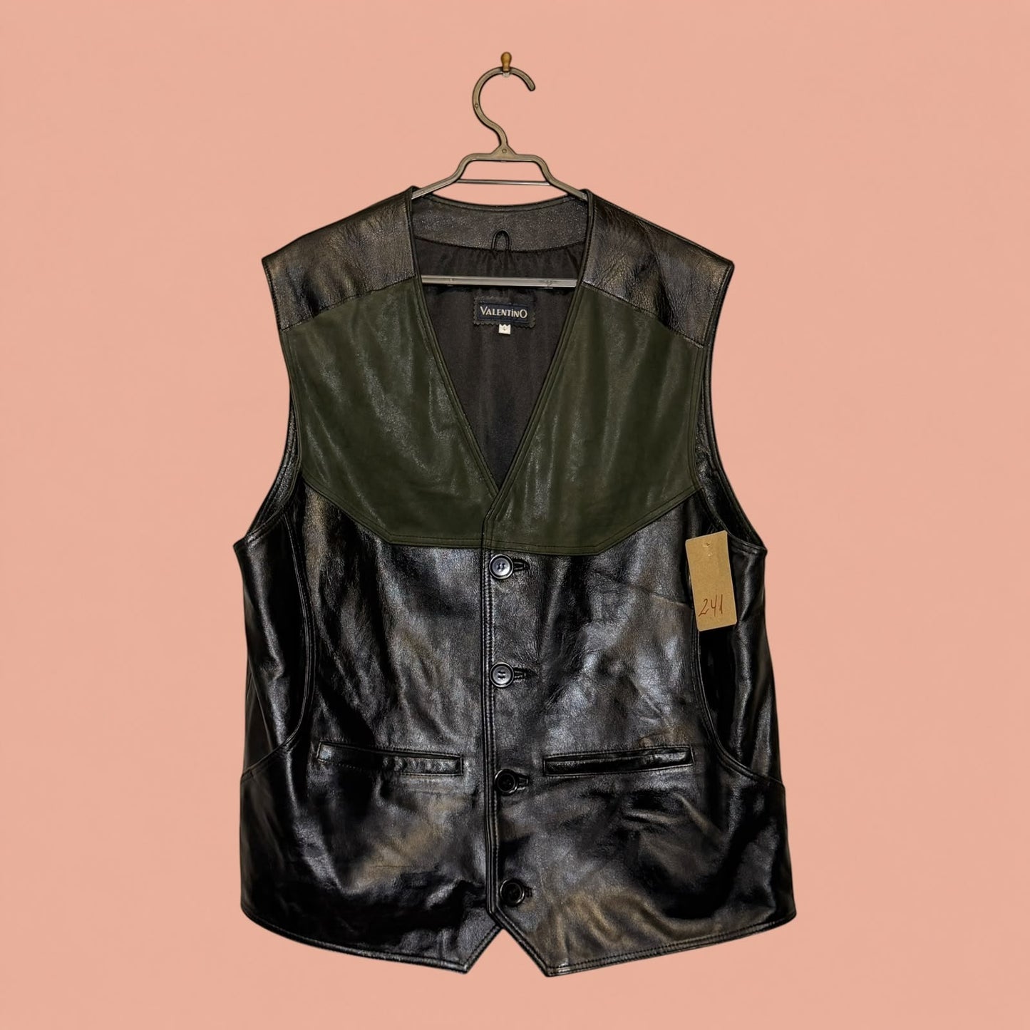 Chaleco de cuero negro y verde de segunda mano de la marca Tuclosetrenovado.cl con cierre de botones y estilo vintage.